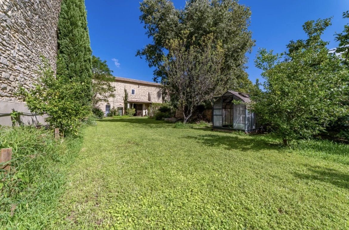 Uchaud, maison vigneronne 6chs de 300m²  et 300m² de remise sur 1800m² terrain
