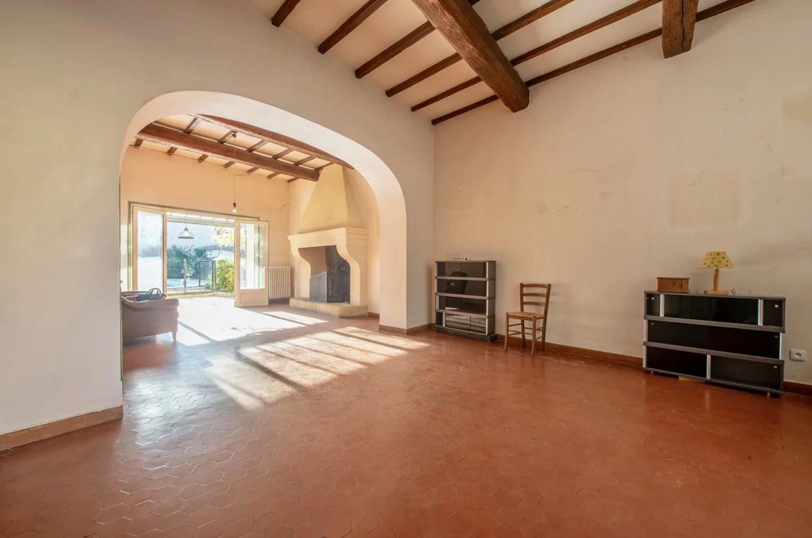 Uchaud, maison vigneronne 6chs de 300m²  et 300m² de remise sur 1800m² terrain
