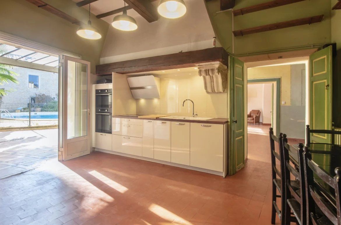 Uchaud, maison vigneronne 6chs de 300m²  et 300m² de remise sur 1800m² terrain