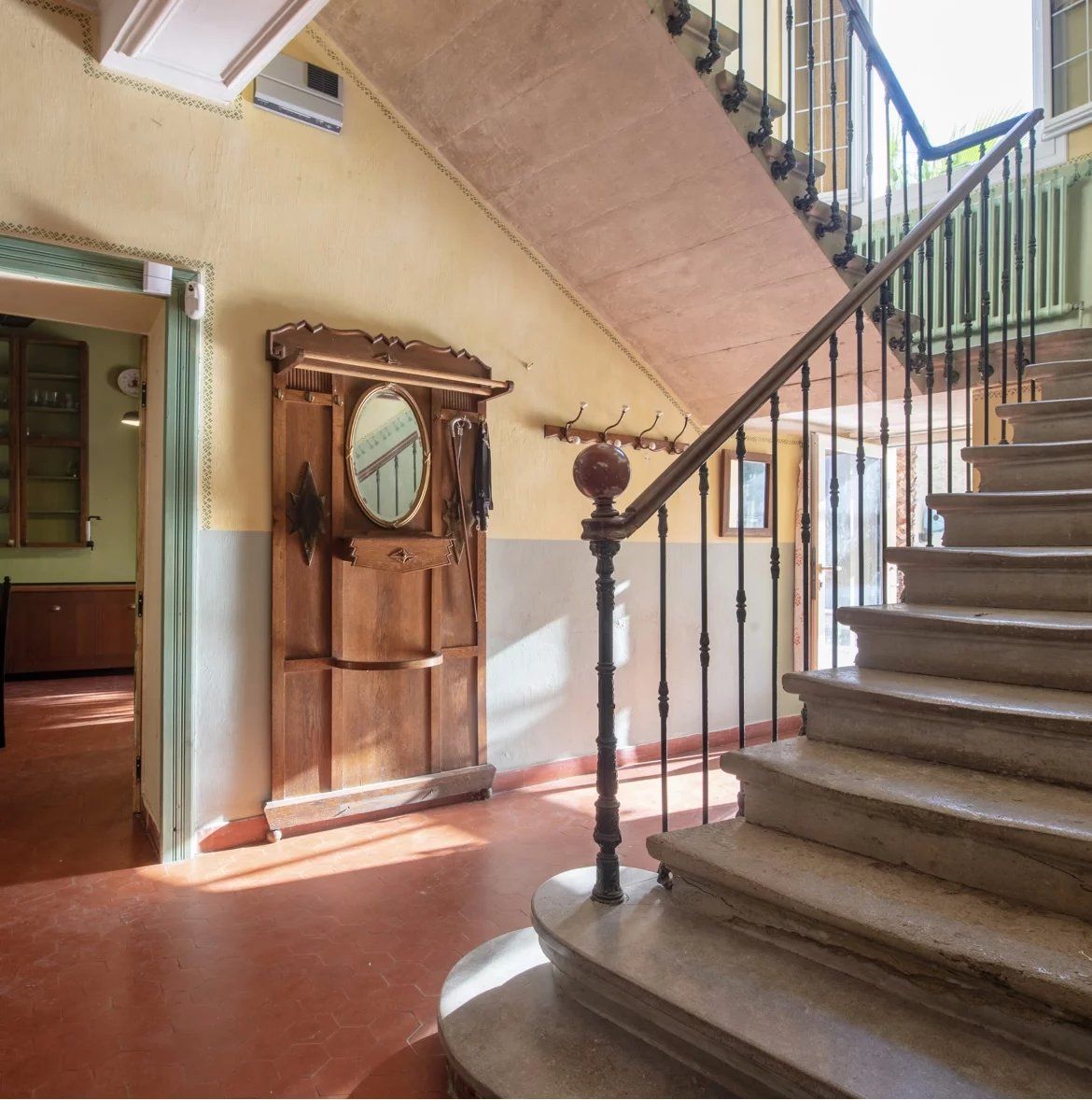 Uchaud, maison vigneronne 6chs de 300m²  et 300m² de remise sur 1800m² terrain