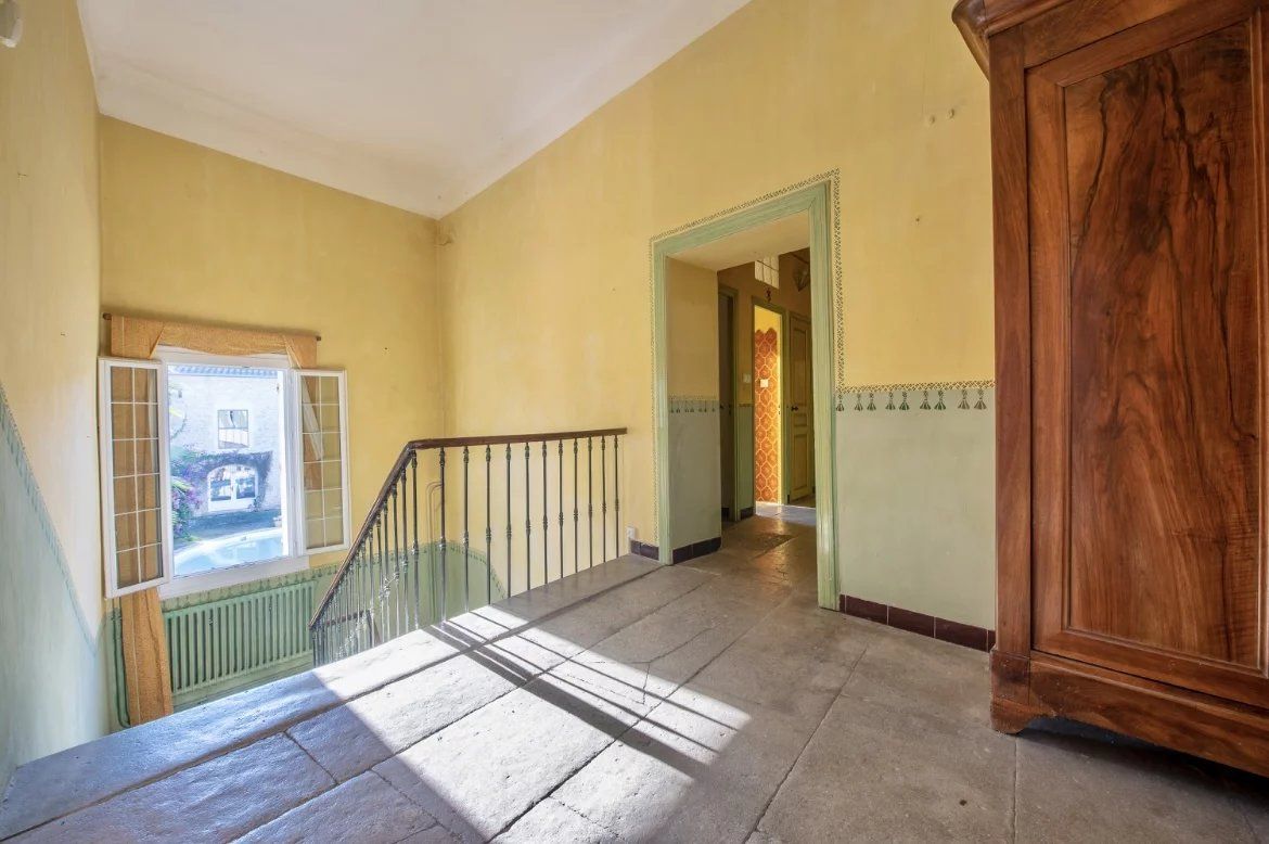 Uchaud, maison vigneronne 6chs de 300m²  et 300m² de remise sur 1800m² terrain