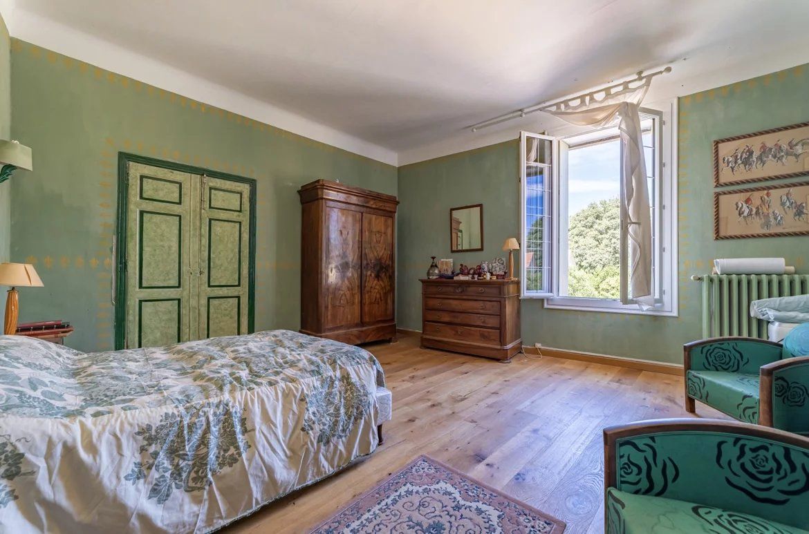 Uchaud, maison vigneronne 6chs de 300m²  et 300m² de remise sur 1800m² terrain