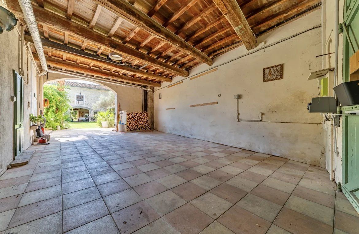 Uchaud, maison vigneronne 6chs de 300m²  et 300m² de remise sur 1800m² terrain