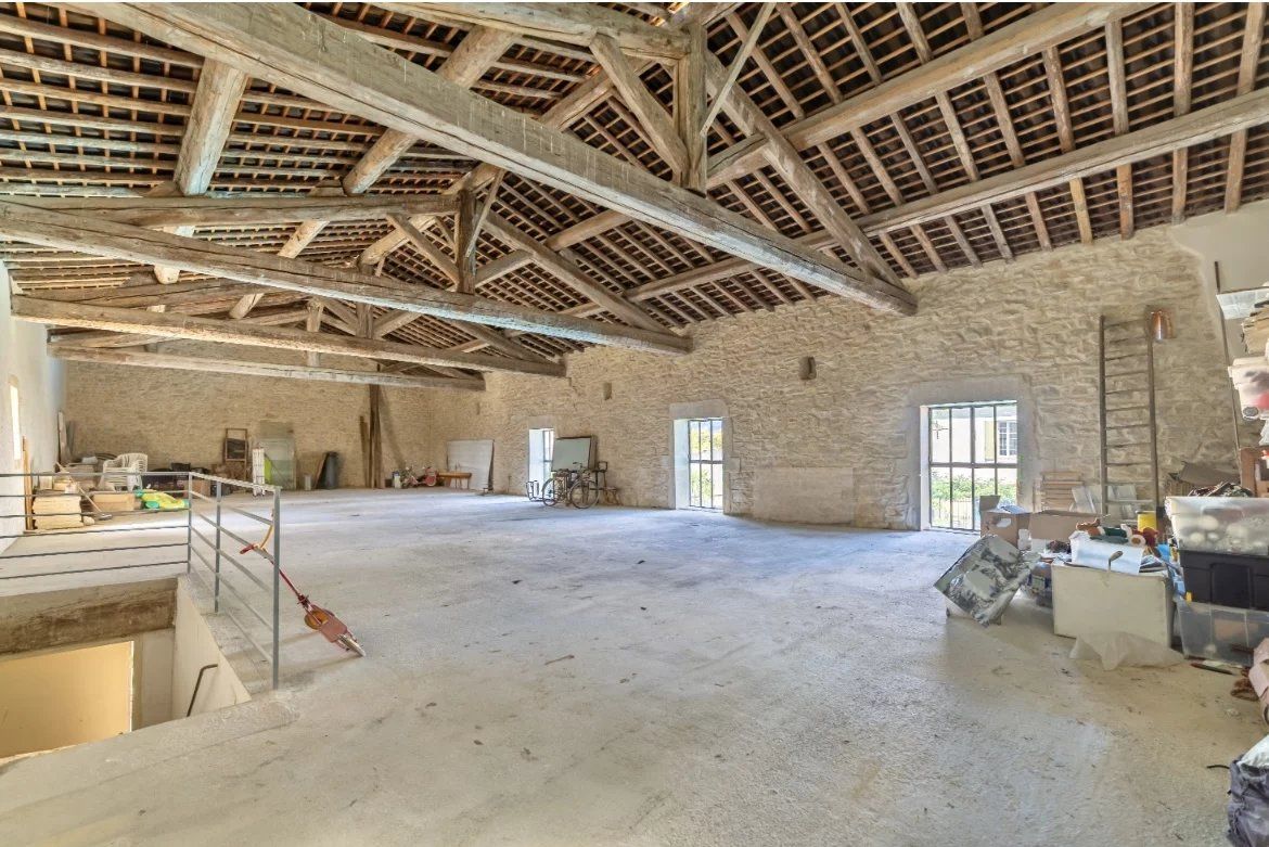Uchaud, maison vigneronne 6chs de 300m²  et 300m² de remise sur 1800m² terrain