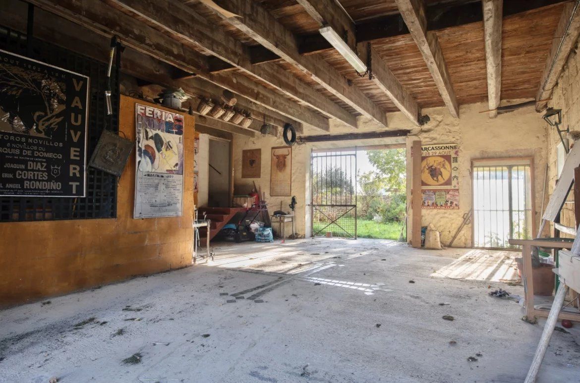 Uchaud, maison vigneronne 6chs de 300m²  et 300m² de remise sur 1800m² terrain