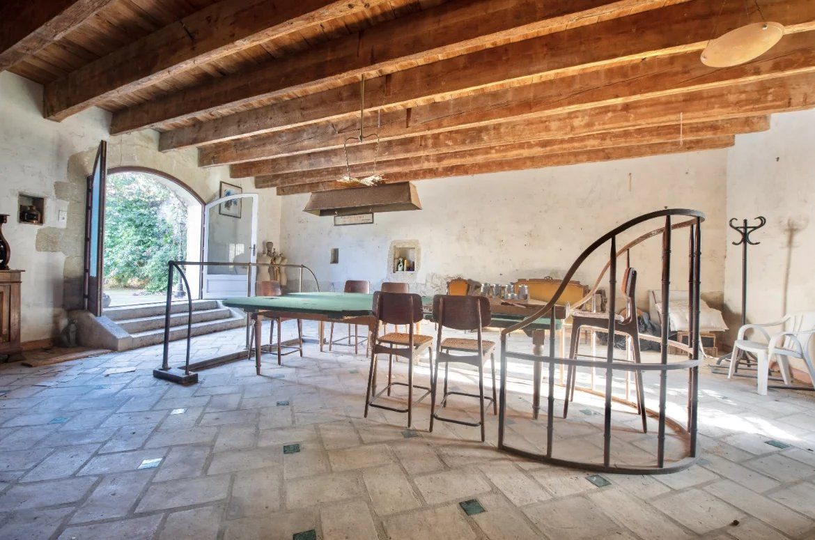 Uchaud, maison vigneronne 6chs de 300m²  et 300m² de remise sur 1800m² terrain