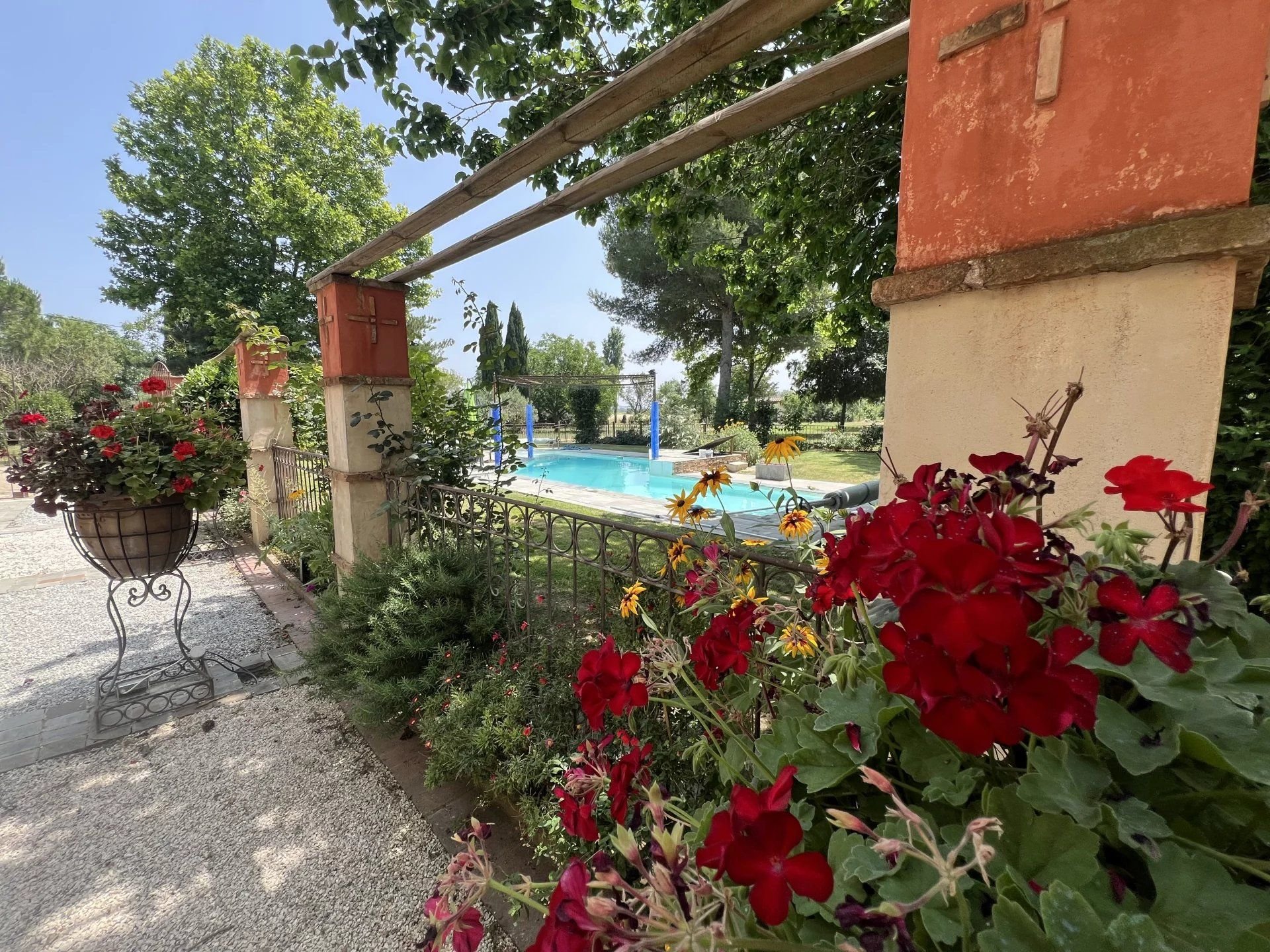Cailar, 380m² Mas plus 120m² of convertible attic, 6 bedrooms on 8000m² plot with swimming pool