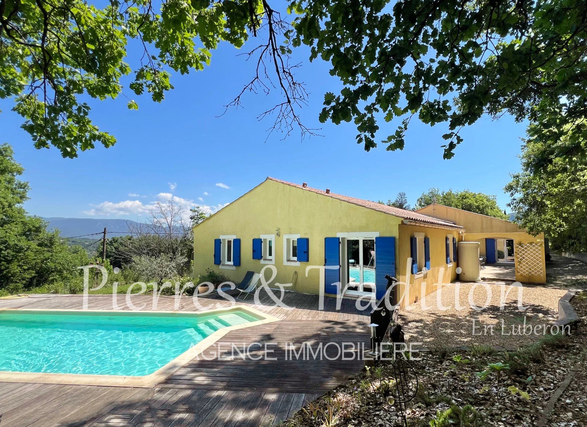 Luberon, propriété tout confort à deux pas des commerces avec jardin et piscine