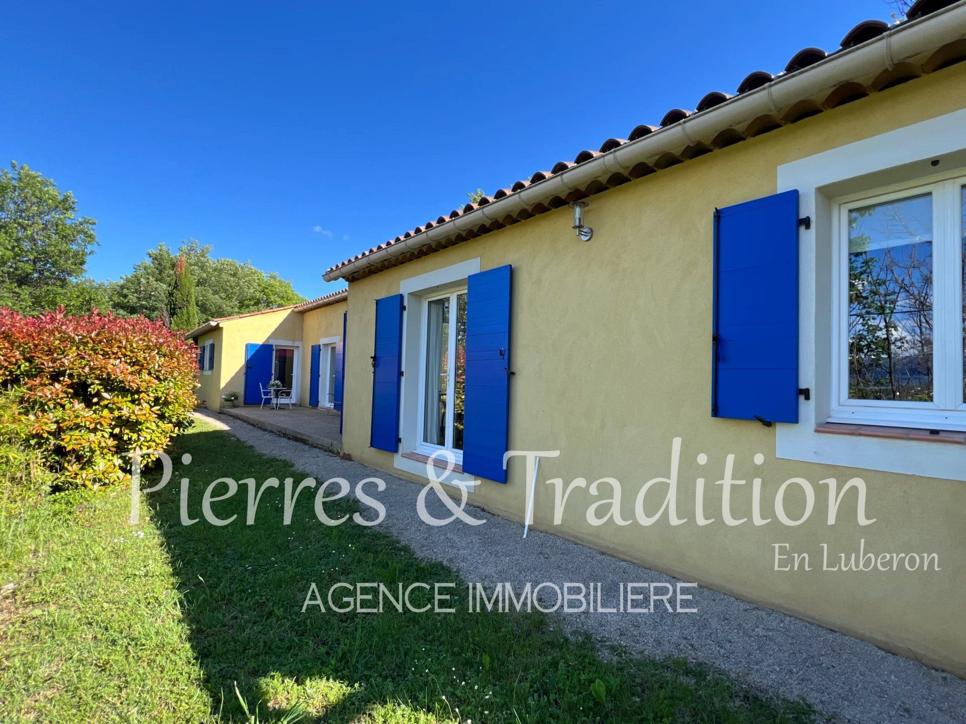 Luberon, propriété tout confort à deux pas des commerces avec jardin et piscine