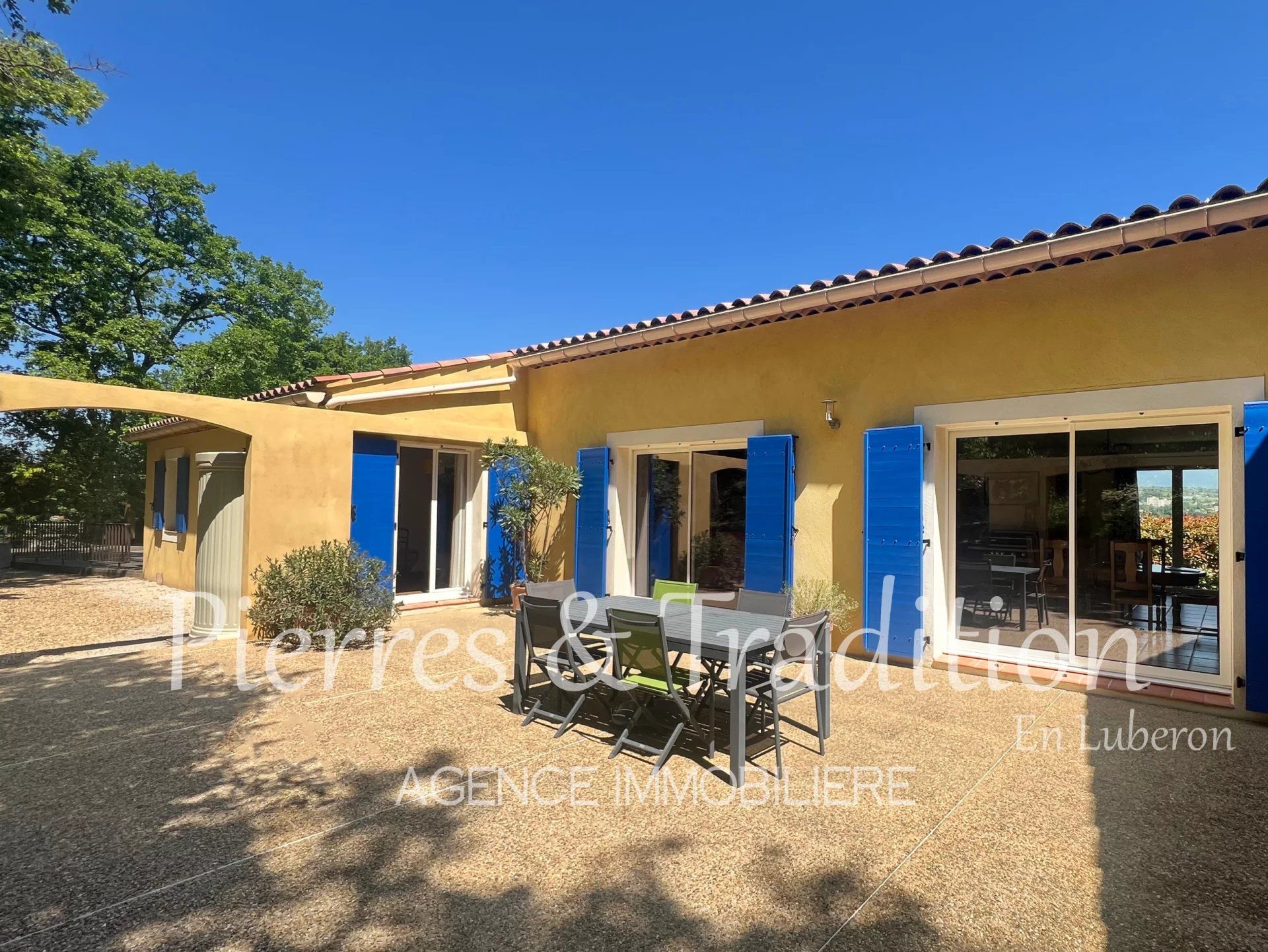 Luberon, propriété tout confort à deux pas des commerces avec jardin et piscine
