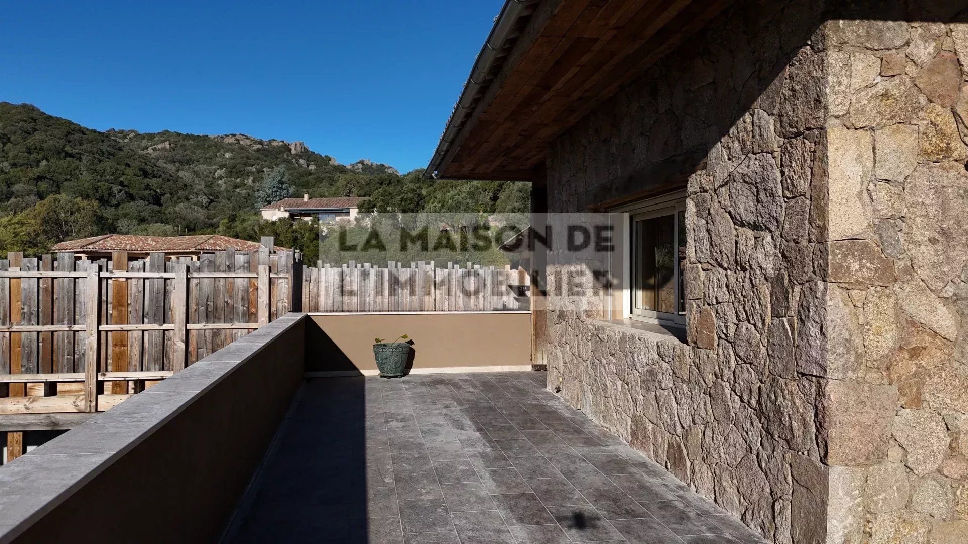 Villa de Prestige à Bonifacio + 2 appartements en rez-de-jardin