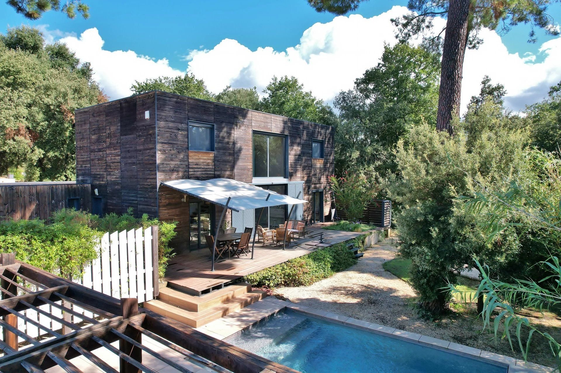 10 minutes from Uzès, Wooden villa with pool