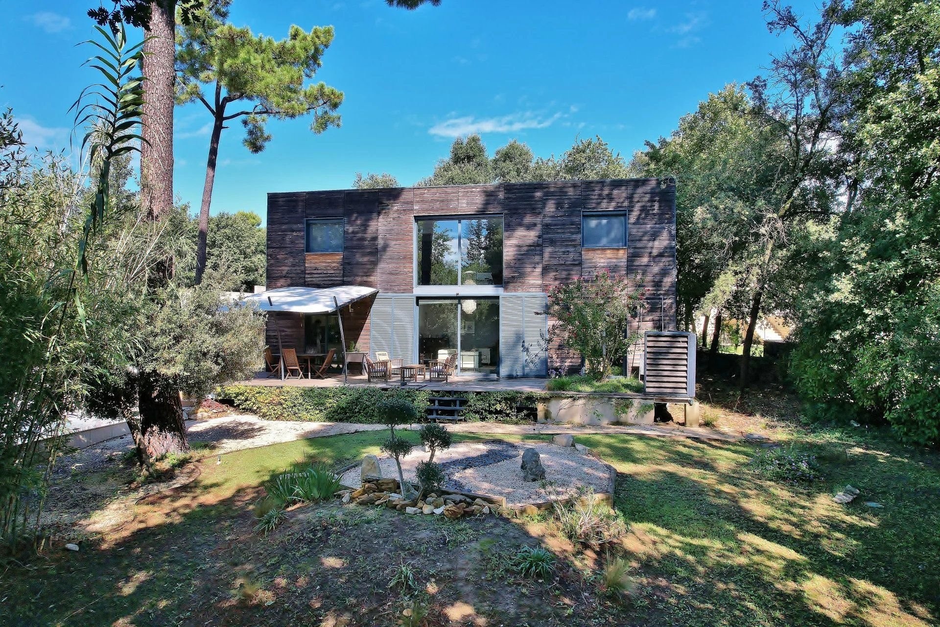 10 minutes from Uzès, Wooden villa with pool