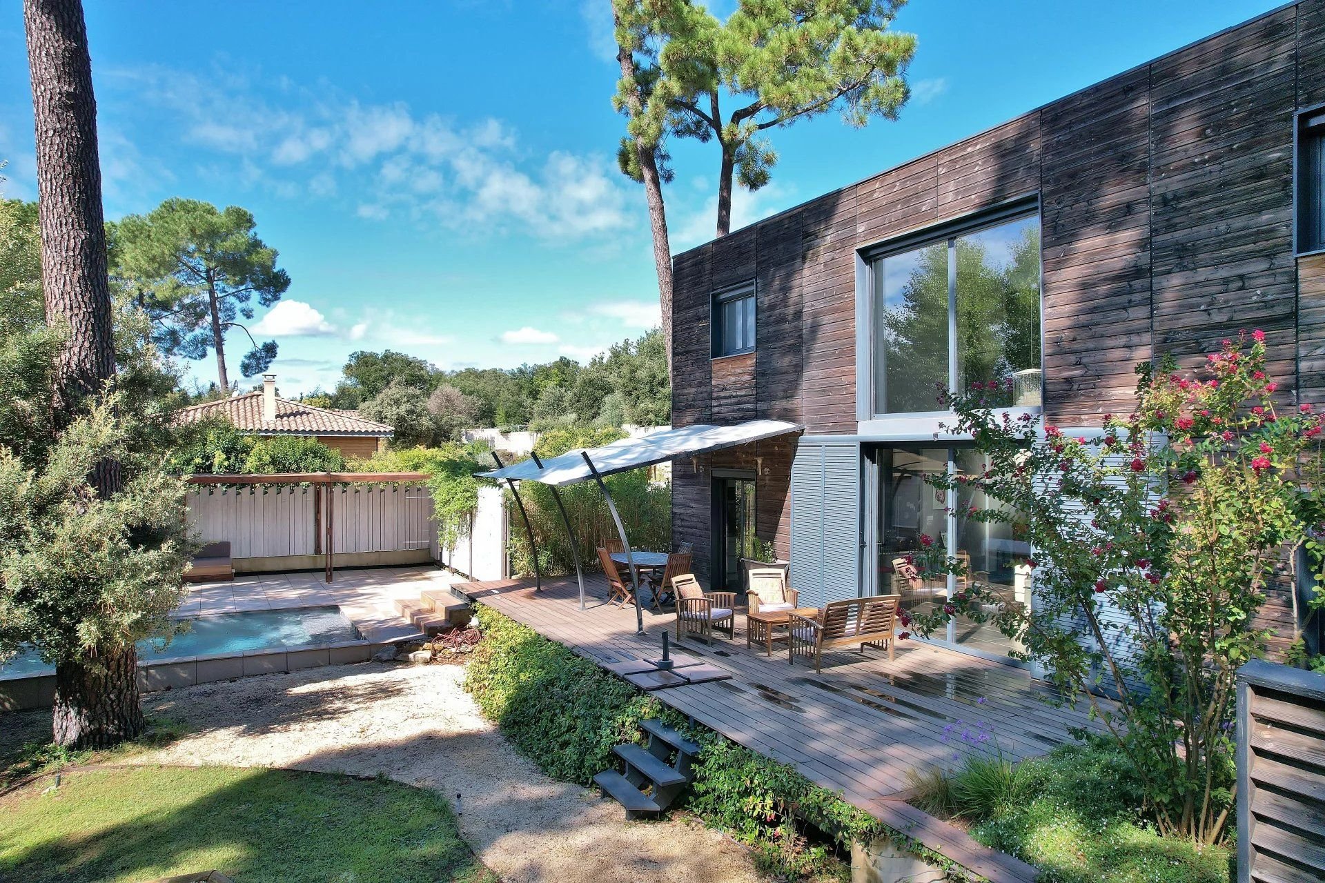 10 minutes from Uzès, Wooden villa with pool