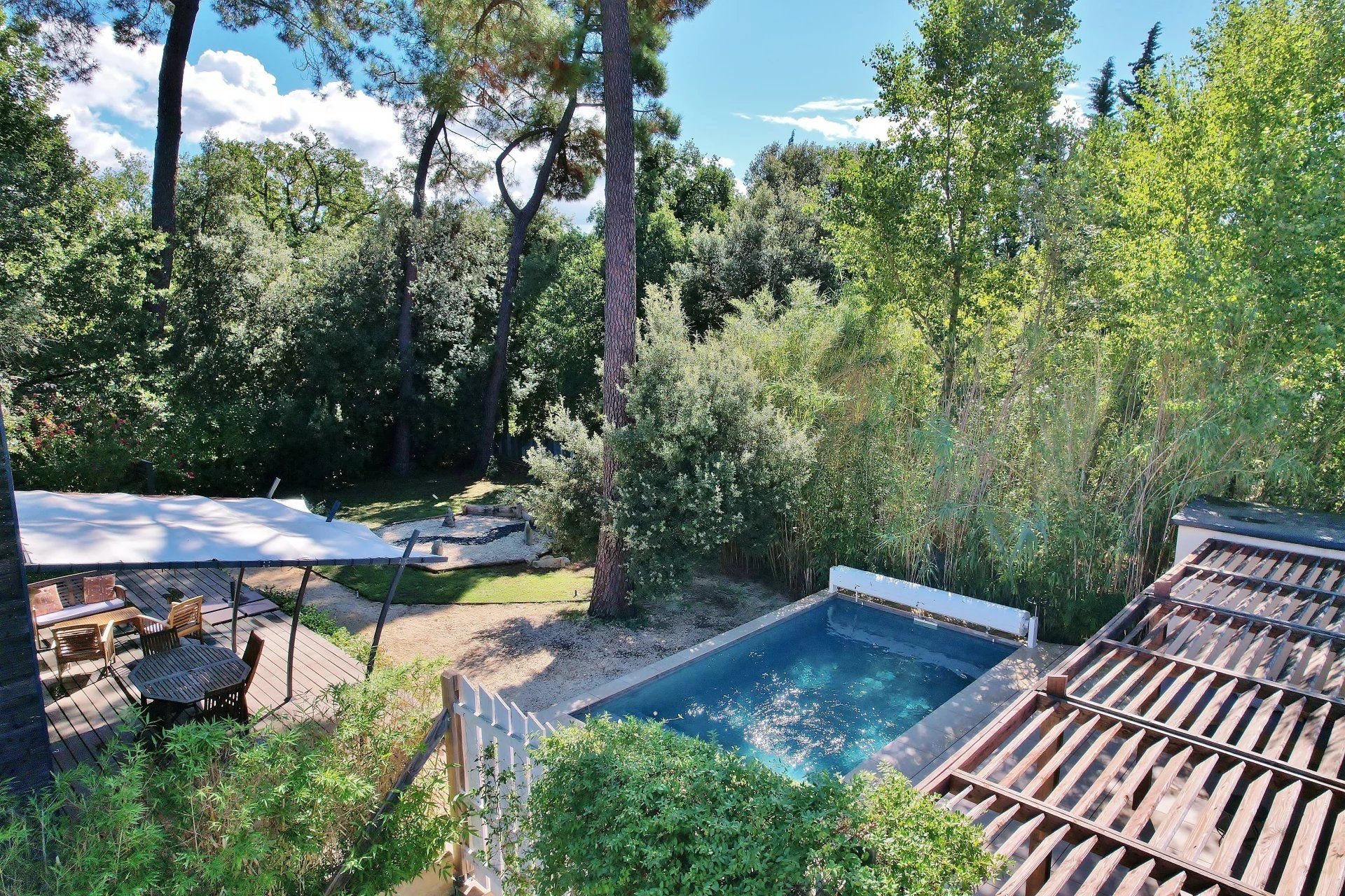 10 minutes from Uzès, Wooden villa with pool