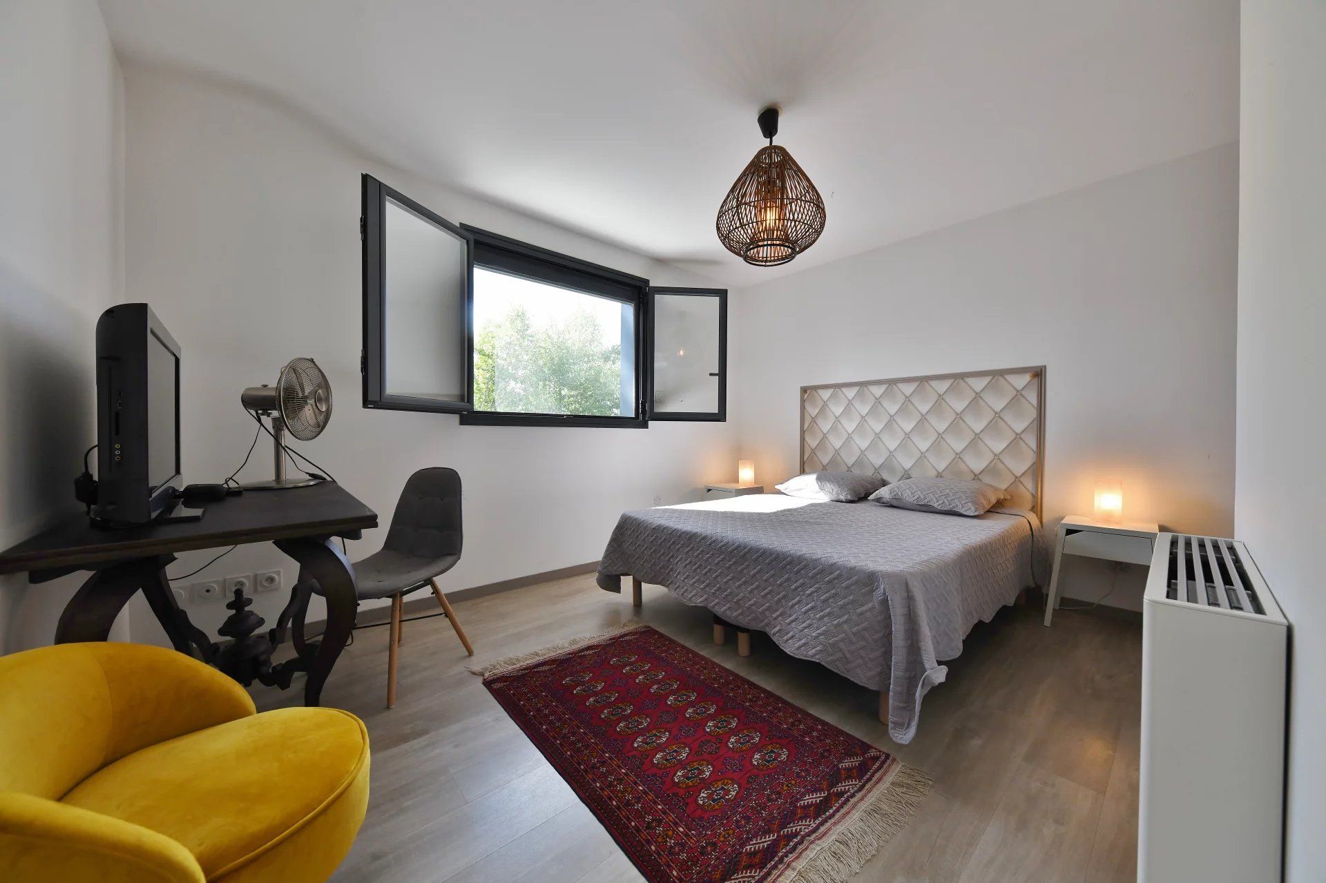 10 minutes from Uzès, Wooden villa with pool