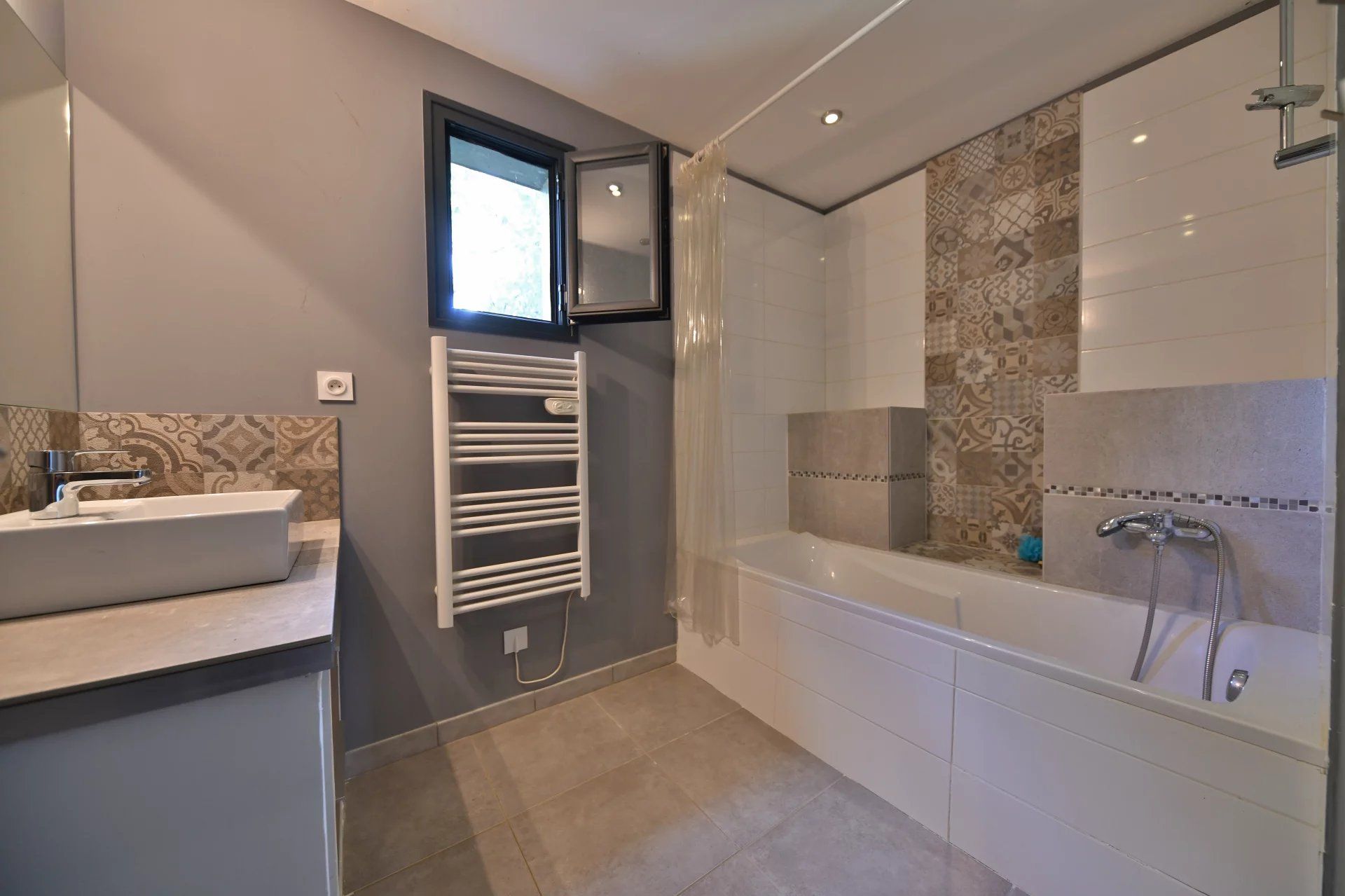 10 minutes from Uzès, Wooden villa with pool