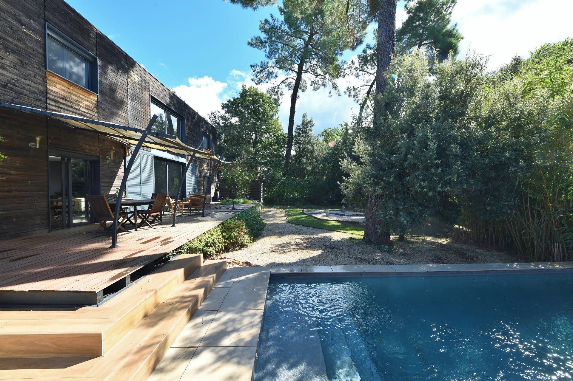 10 minutes from Uzès, Wooden villa with pool