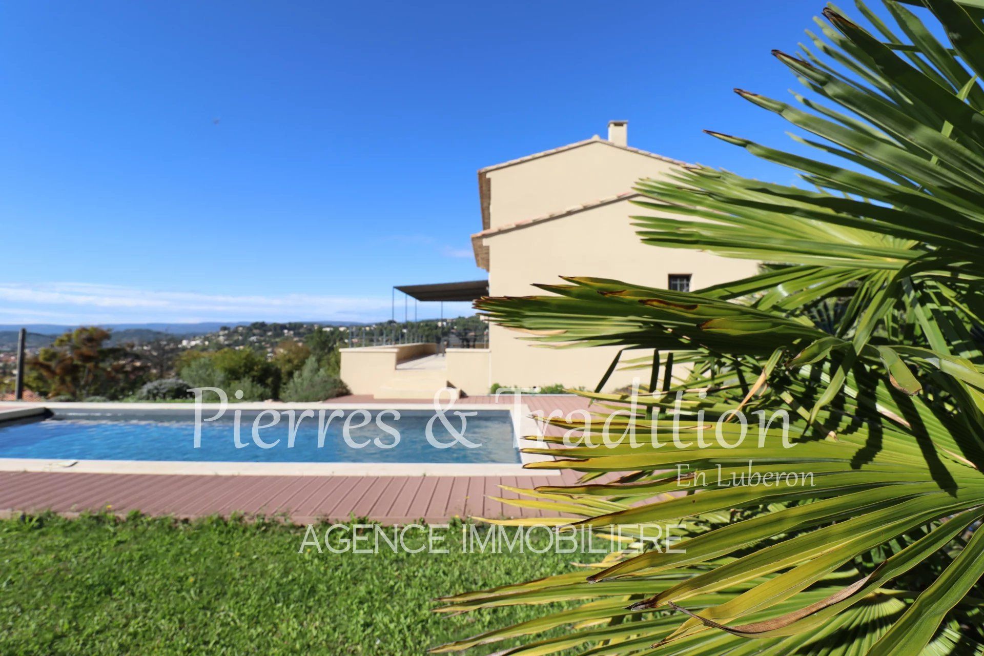 Exclusivité ! Luberon, belle maison traditionnelle avec piscine et vue.