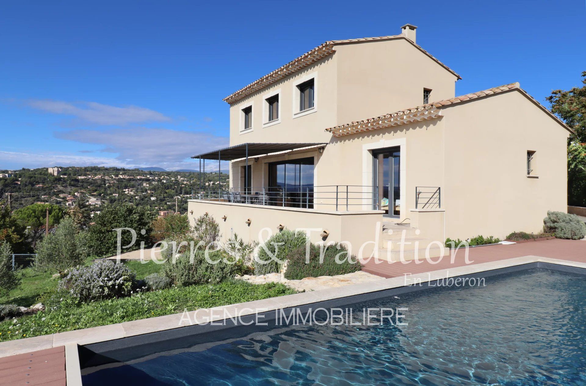 Exclusivité ! Luberon, belle maison traditionnelle avec piscine et vue.
