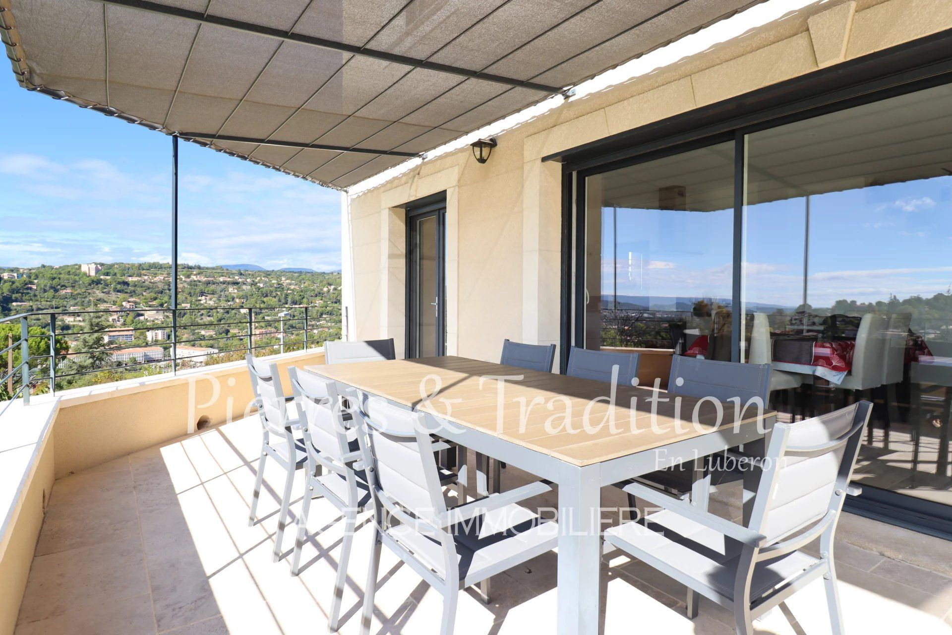 Exclusivité ! Luberon, belle maison traditionnelle avec piscine et vue.