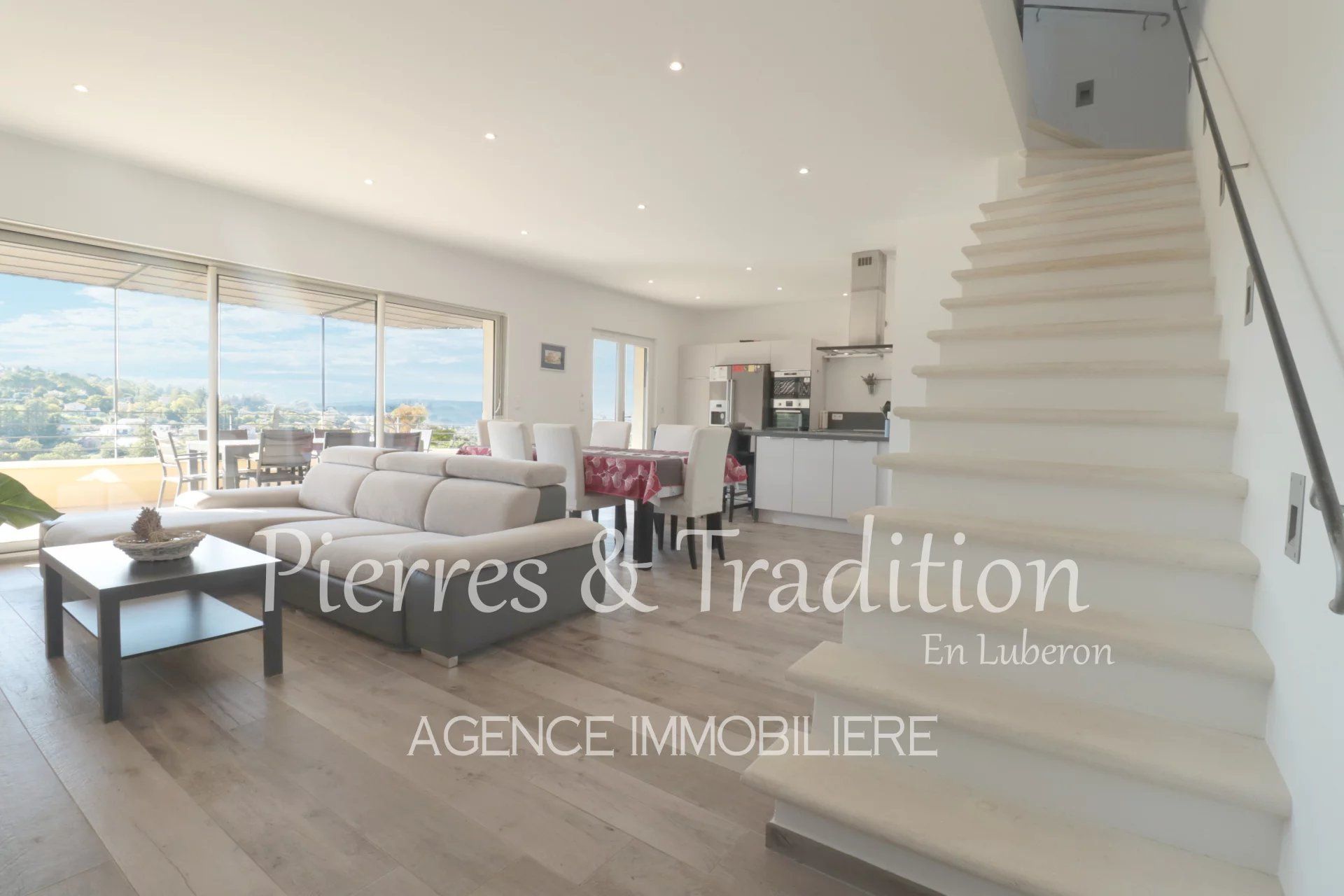 Exclusivité ! Luberon, belle maison traditionnelle avec piscine et vue.