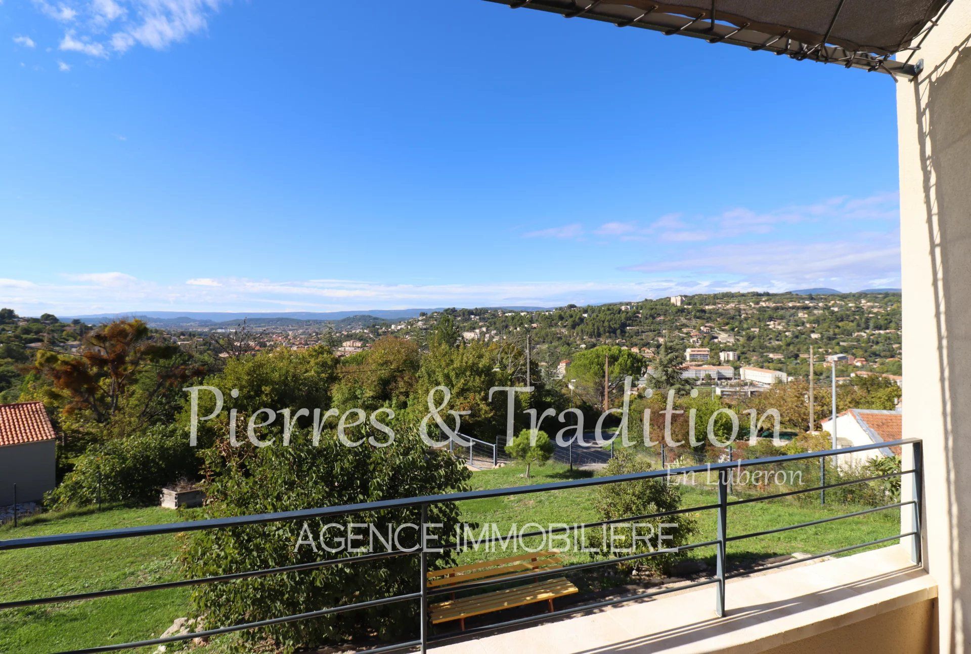 Exclusivité ! Luberon, belle maison traditionnelle avec piscine et vue.