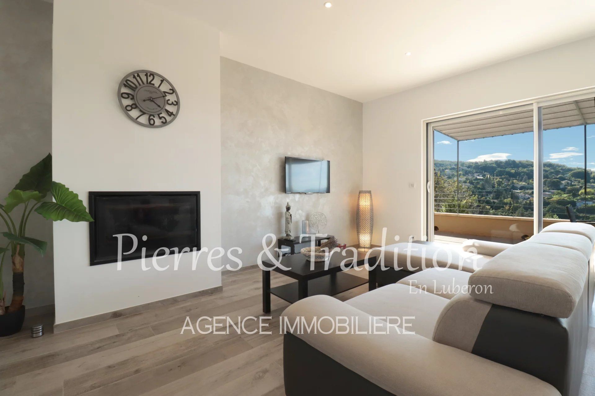 Exclusivité ! Luberon, belle maison traditionnelle avec piscine et vue.