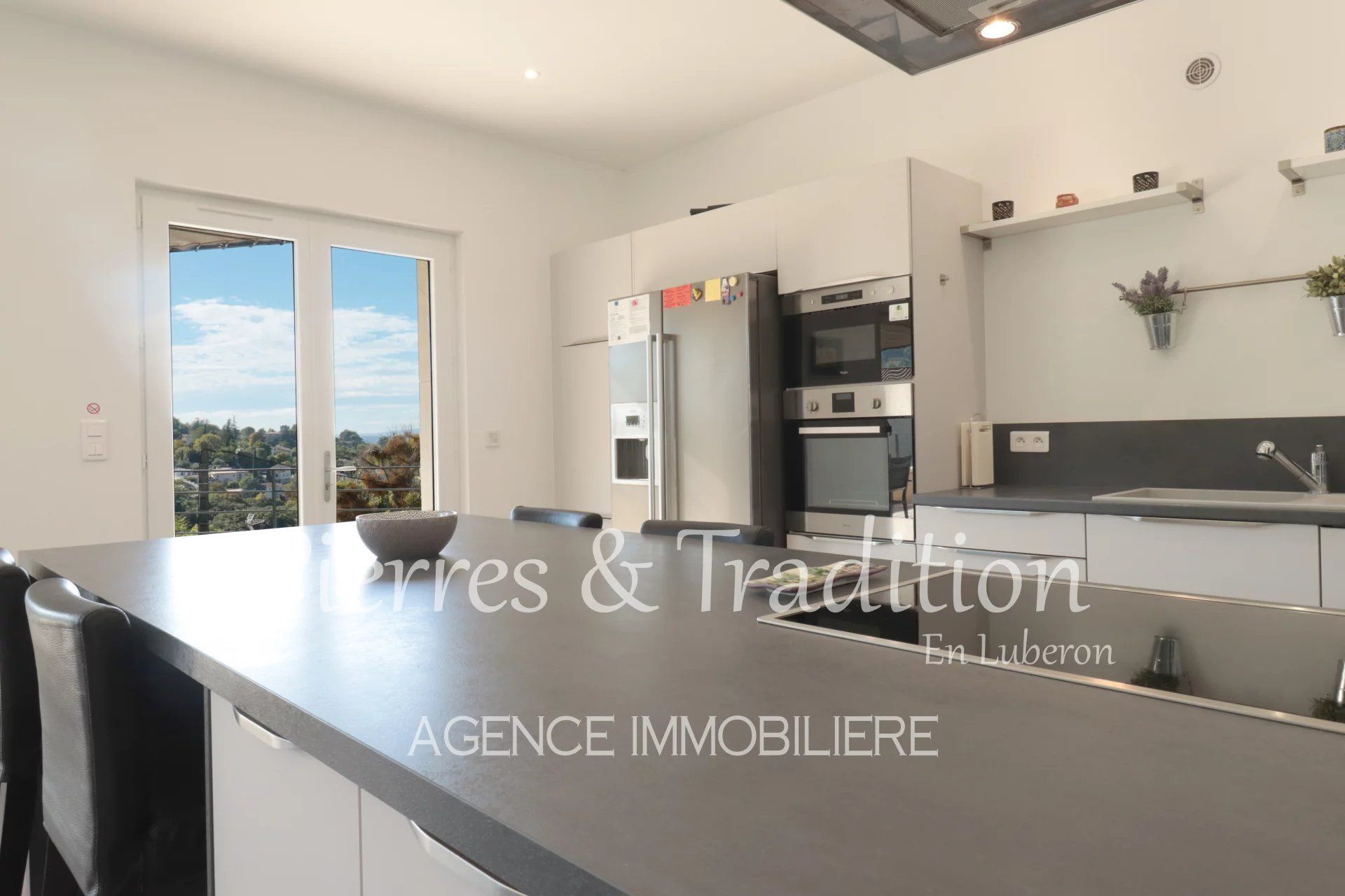 Exclusivité ! Luberon, belle maison traditionnelle avec piscine et vue.
