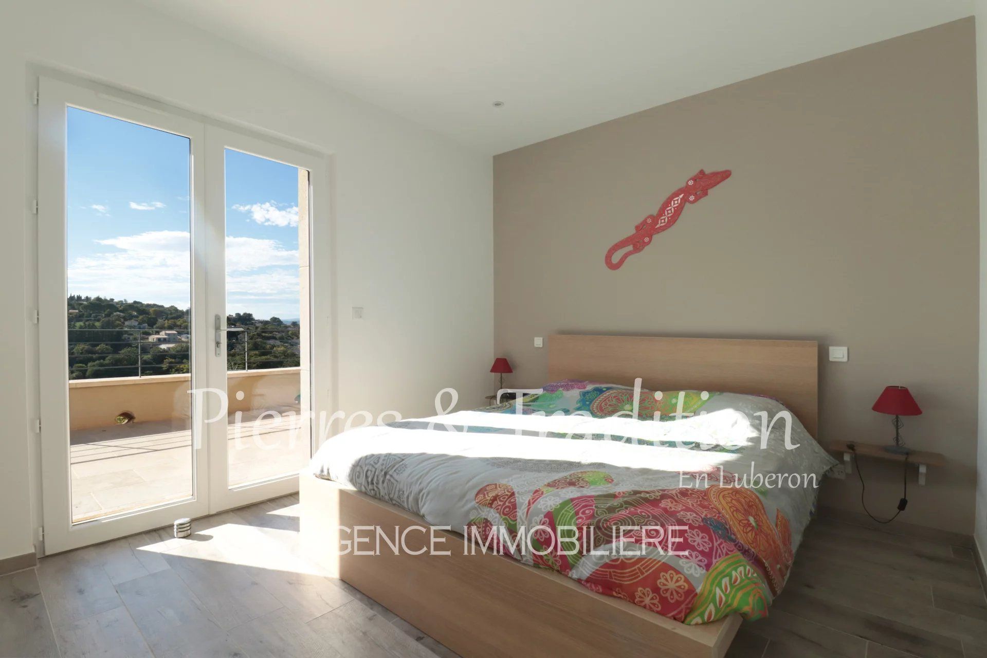 Exclusivité ! Luberon, belle maison traditionnelle avec piscine et vue.