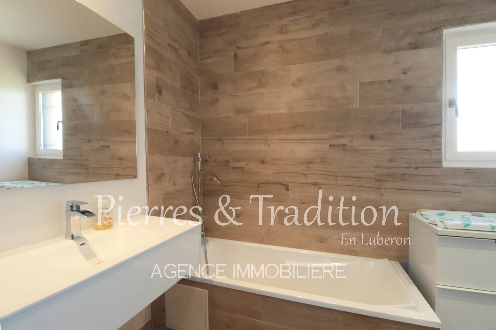Exclusivité ! Luberon, belle maison traditionnelle avec piscine et vue.