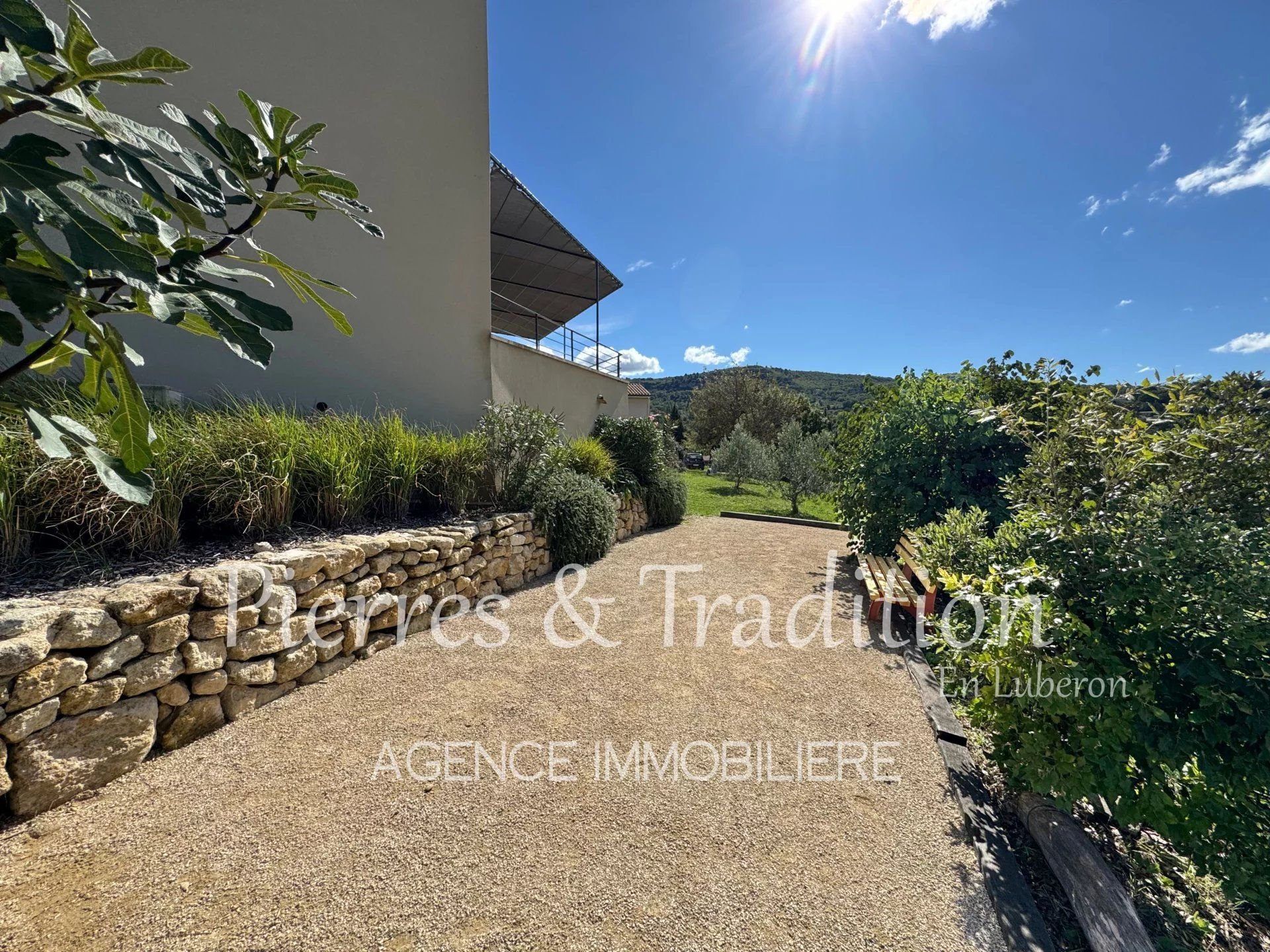 Exclusivité ! Luberon, belle maison traditionnelle avec piscine et vue.