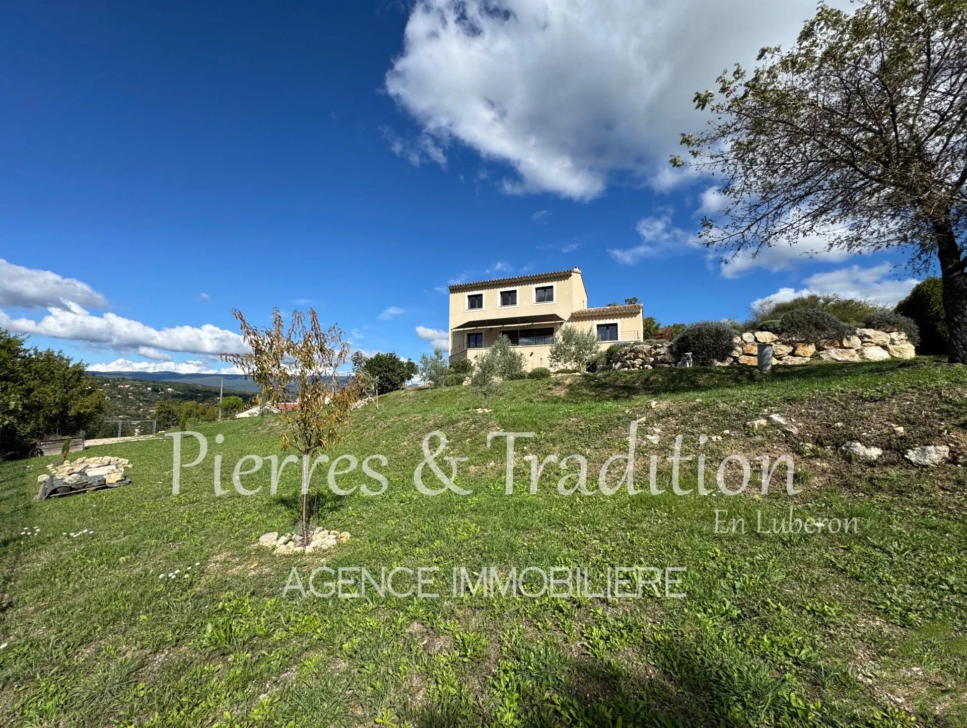 Exclusivité ! Luberon, belle maison traditionnelle avec piscine et vue.