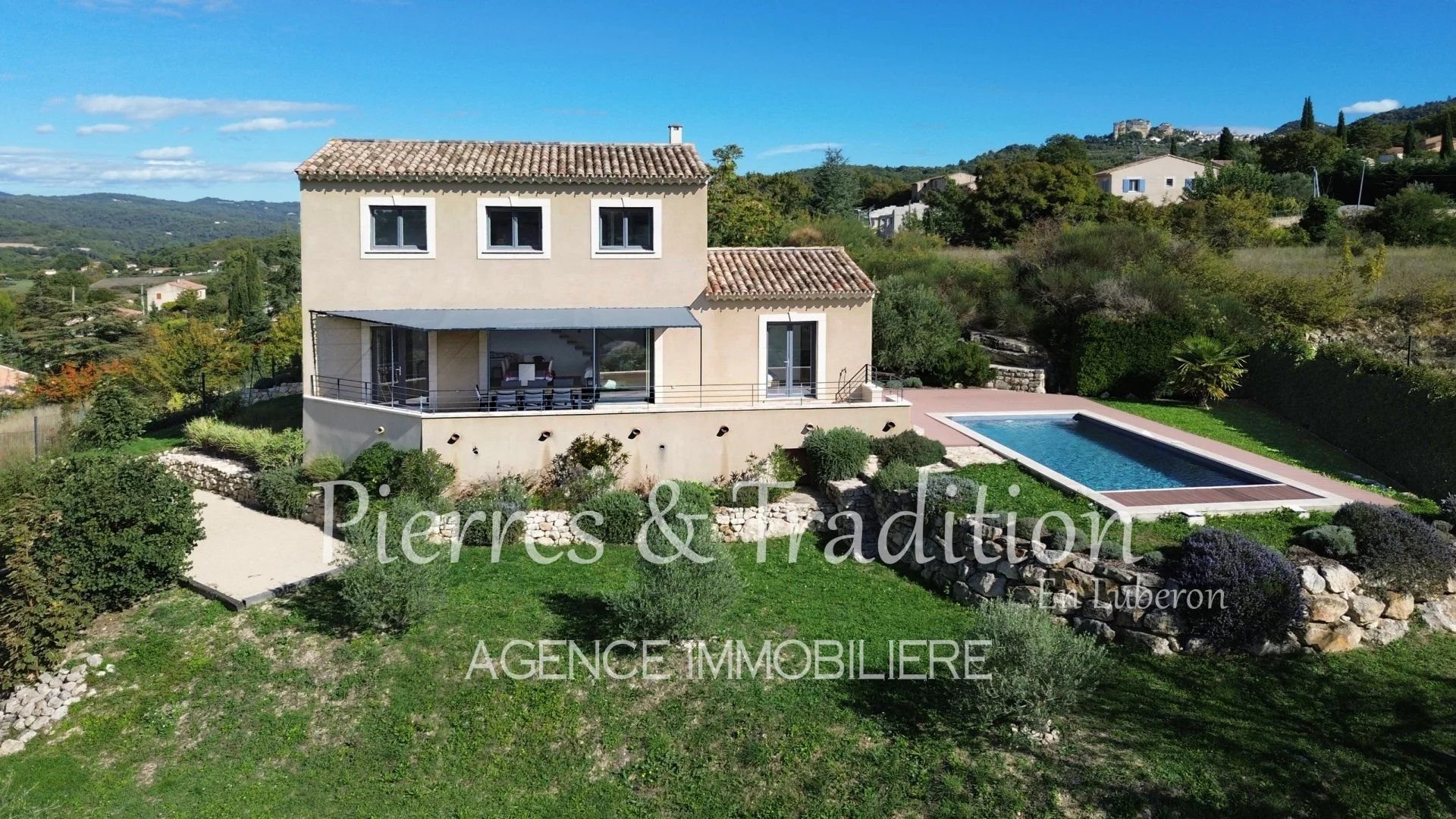 Exclusivité ! Luberon, belle maison traditionnelle avec piscine et vue.