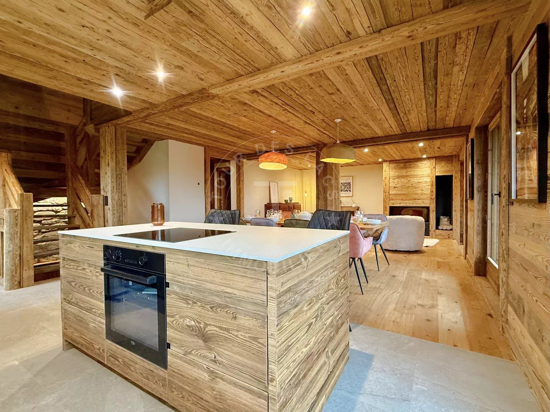 CHALET ENTIEREMENT RÉNOVÉE DE 220 M2 HABITABLES