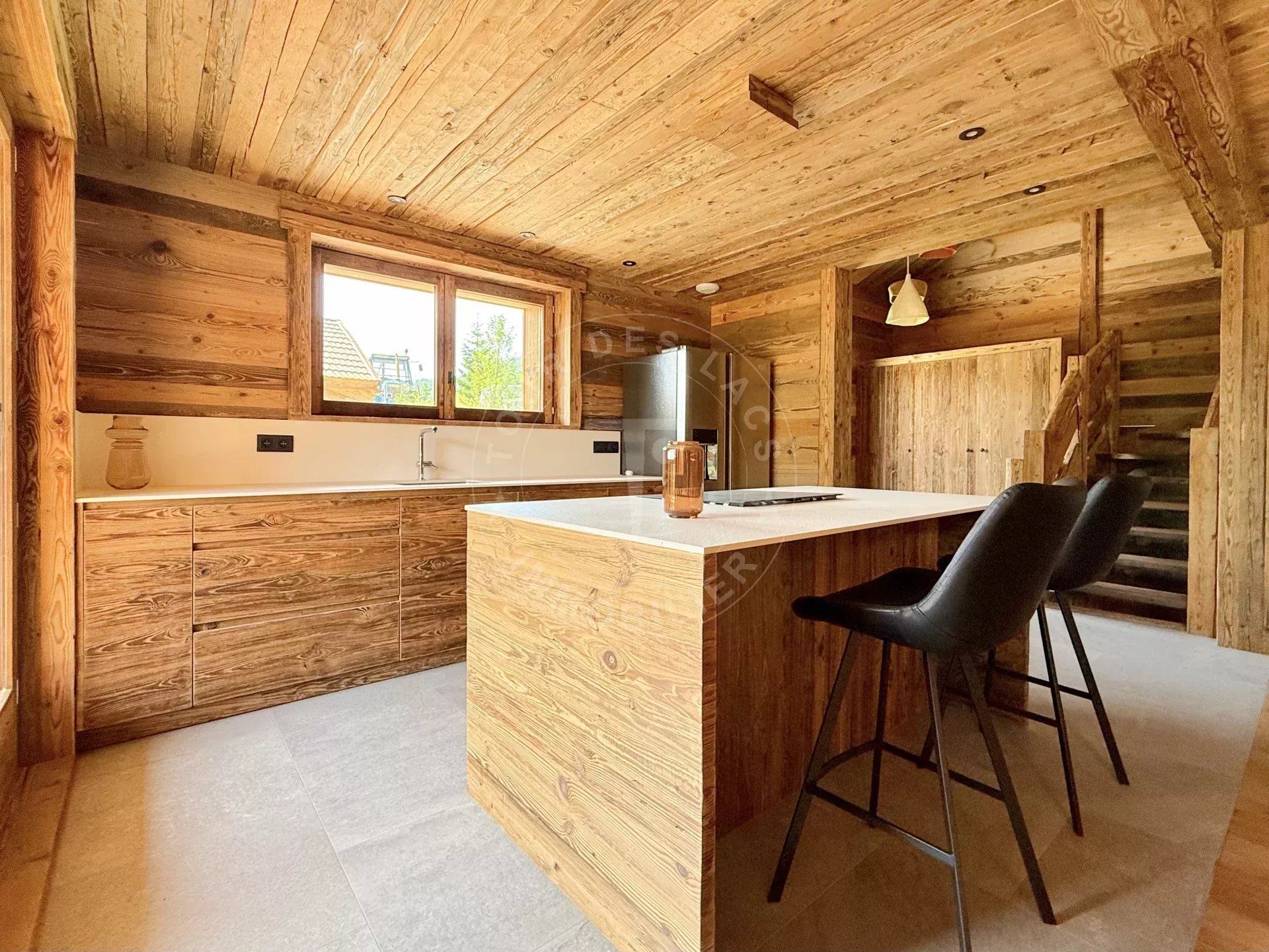 CHALET ENTIEREMENT RÉNOVÉE DE 220 M2 HABITABLES