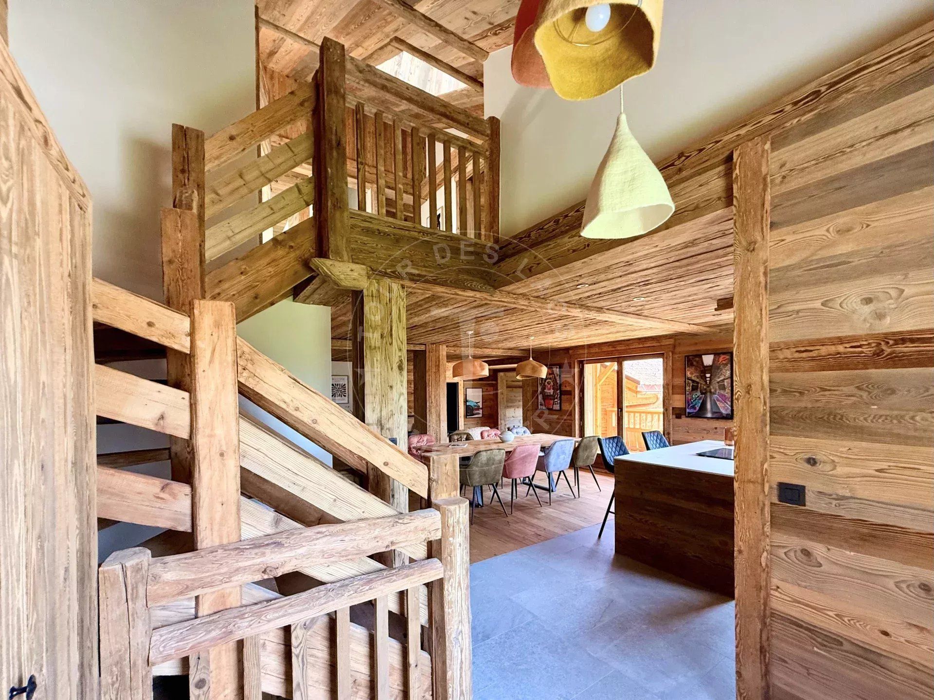 CHALET ENTIEREMENT RÉNOVÉE DE 220 M2 HABITABLES