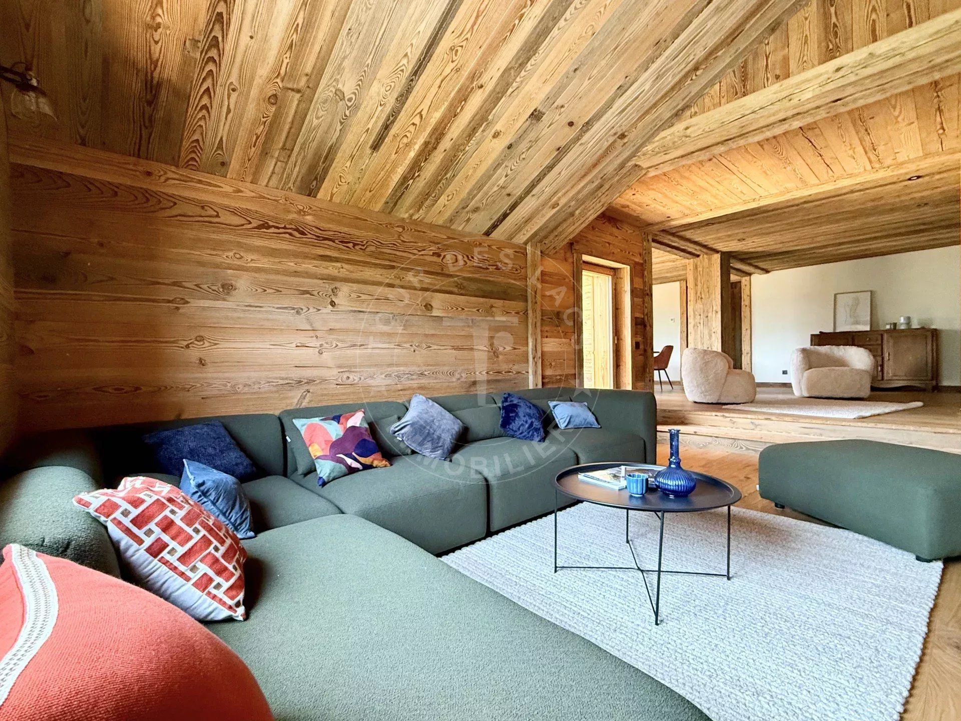 CHALET ENTIEREMENT RÉNOVÉE DE 220 M2 HABITABLES