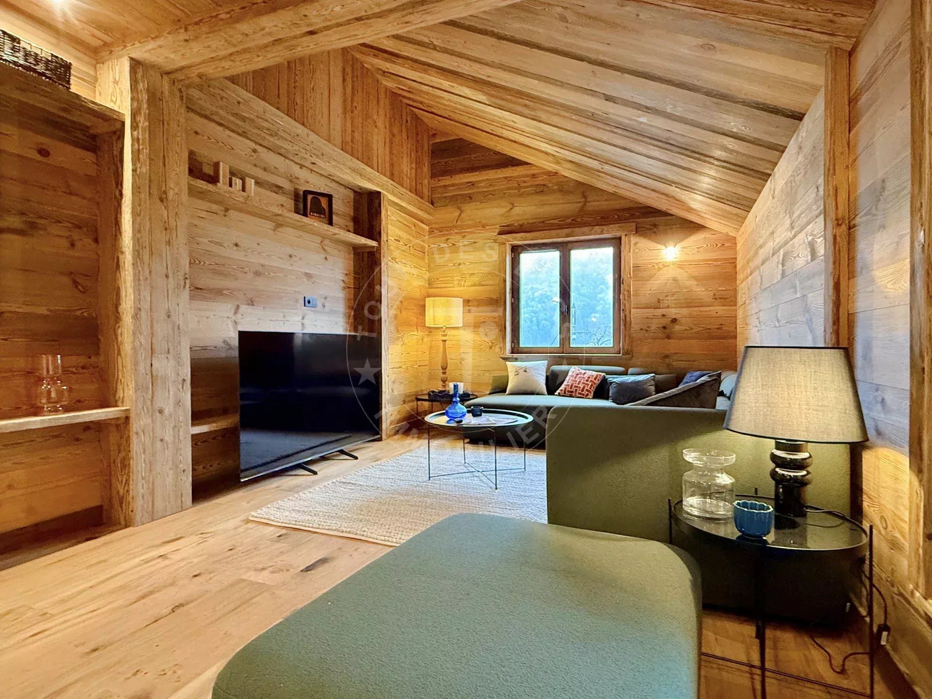 CHALET ENTIEREMENT RÉNOVÉE DE 220 M2 HABITABLES