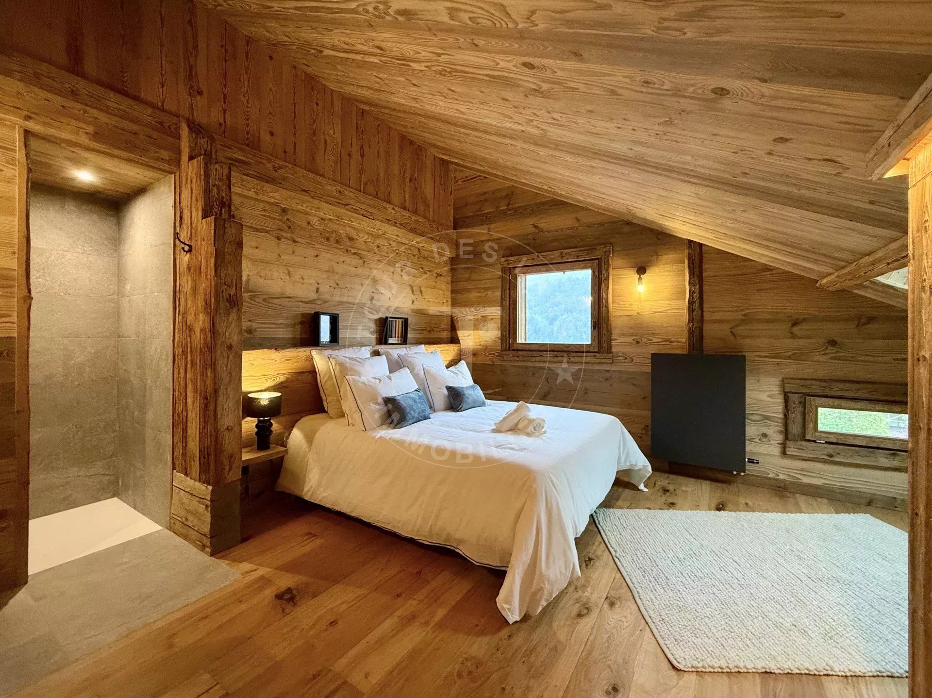 CHALET ENTIEREMENT RÉNOVÉE DE 220 M2 HABITABLES