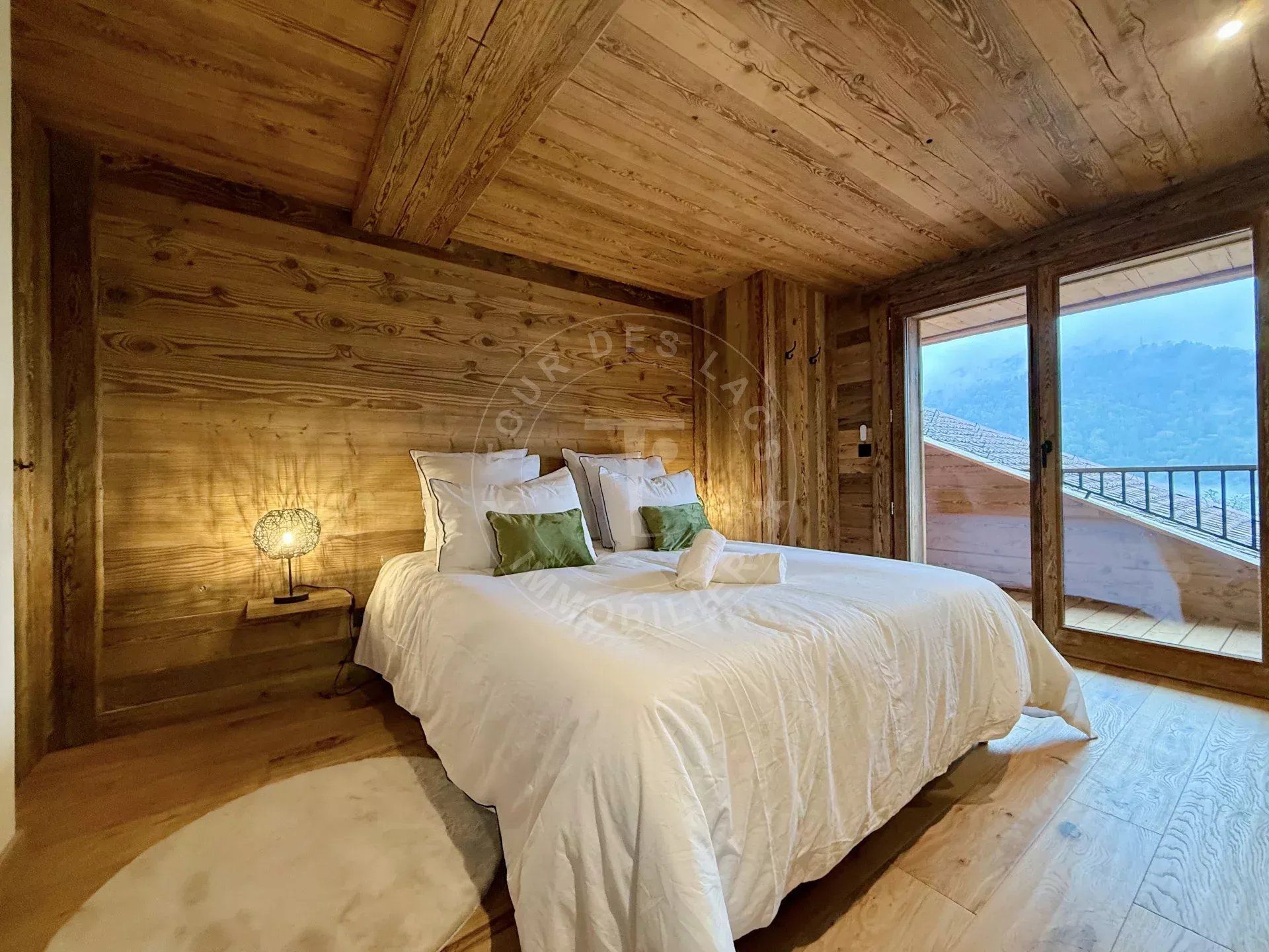 CHALET ENTIEREMENT RÉNOVÉE DE 220 M2 HABITABLES