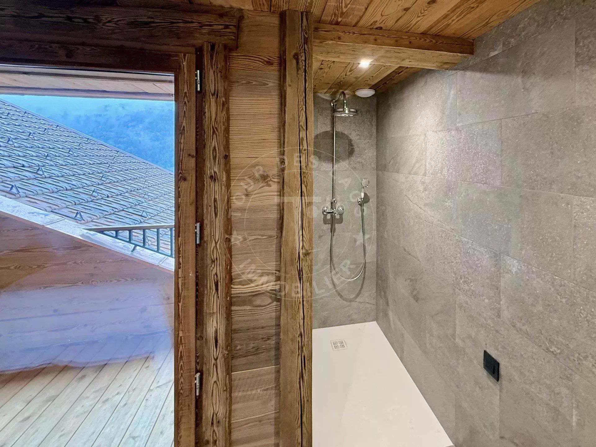 CHALET ENTIEREMENT RÉNOVÉE DE 220 M2 HABITABLES