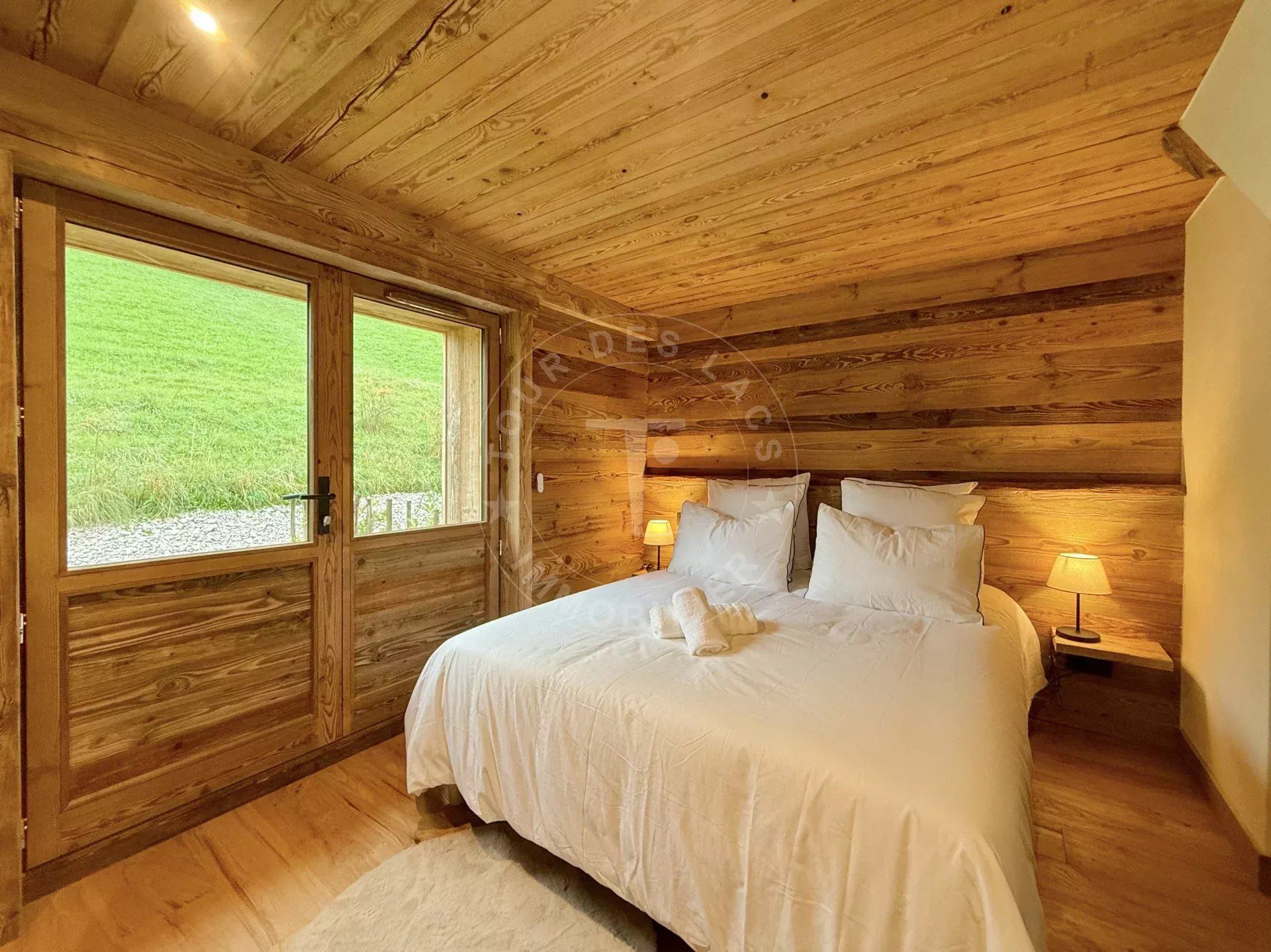 CHALET ENTIEREMENT RÉNOVÉE DE 220 M2 HABITABLES