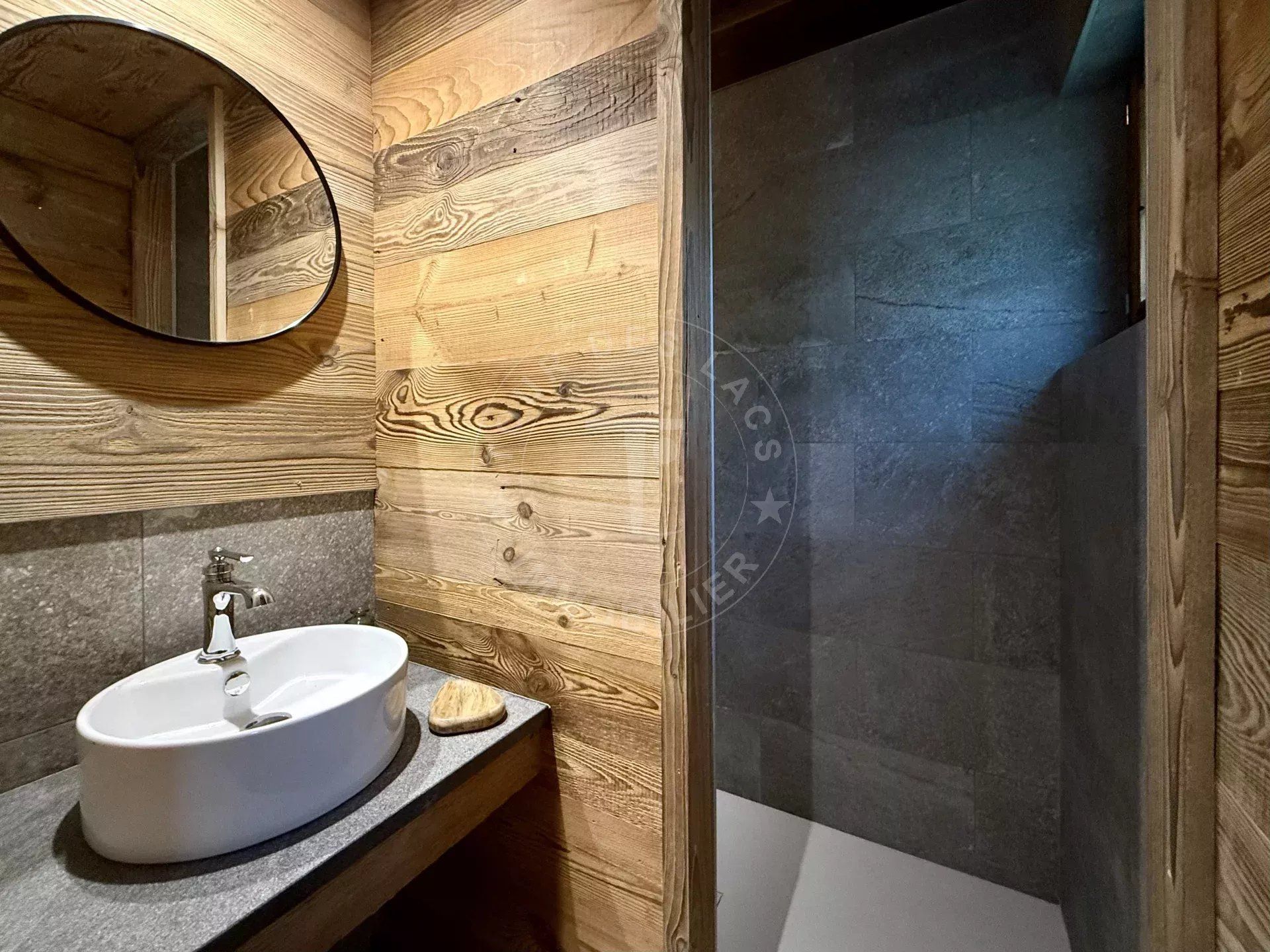 CHALET ENTIEREMENT RÉNOVÉE DE 220 M2 HABITABLES