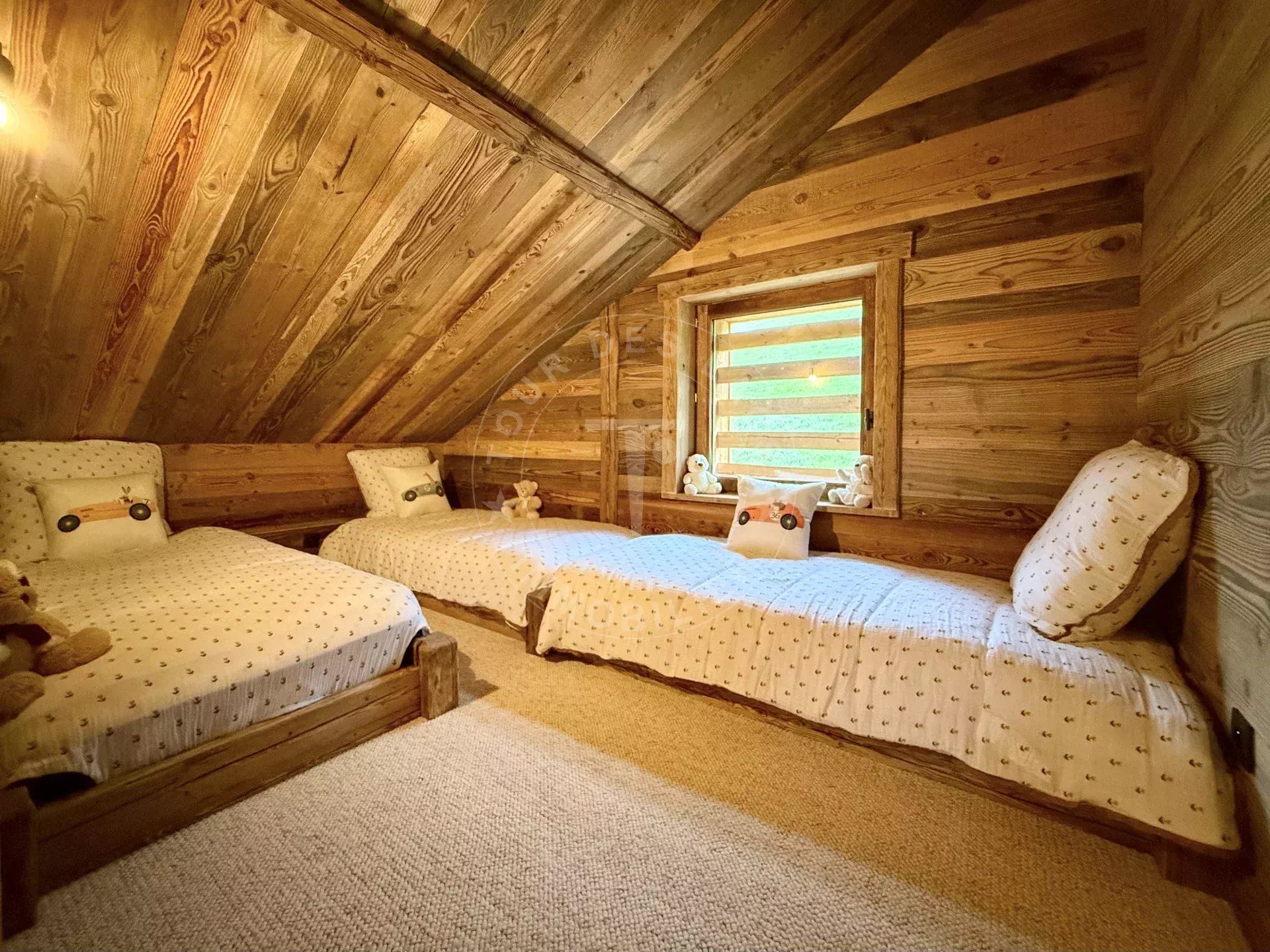 CHALET ENTIEREMENT RÉNOVÉE DE 220 M2 HABITABLES
