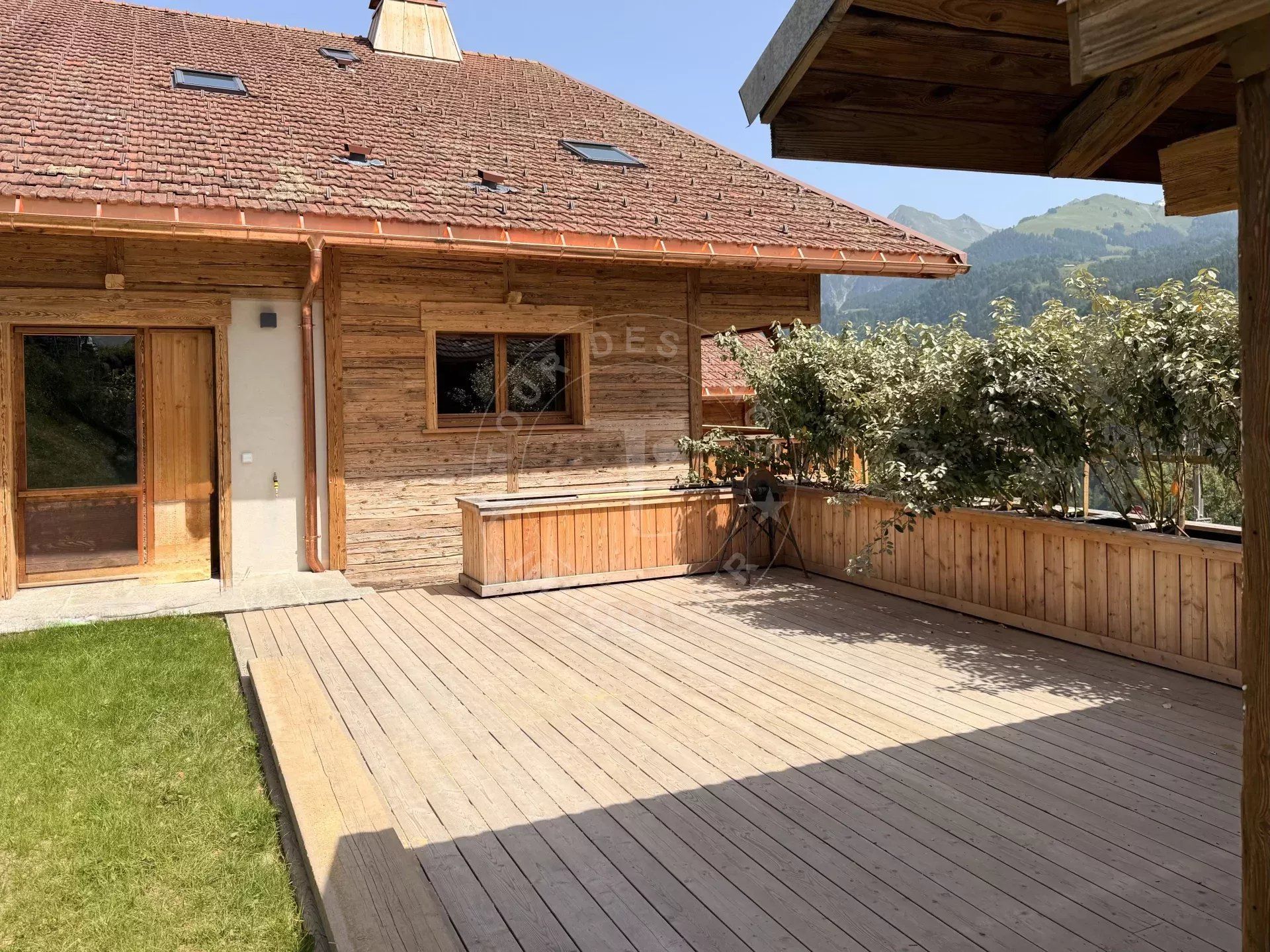 CHALET ENTIEREMENT RÉNOVÉE DE 220 M2 HABITABLES
