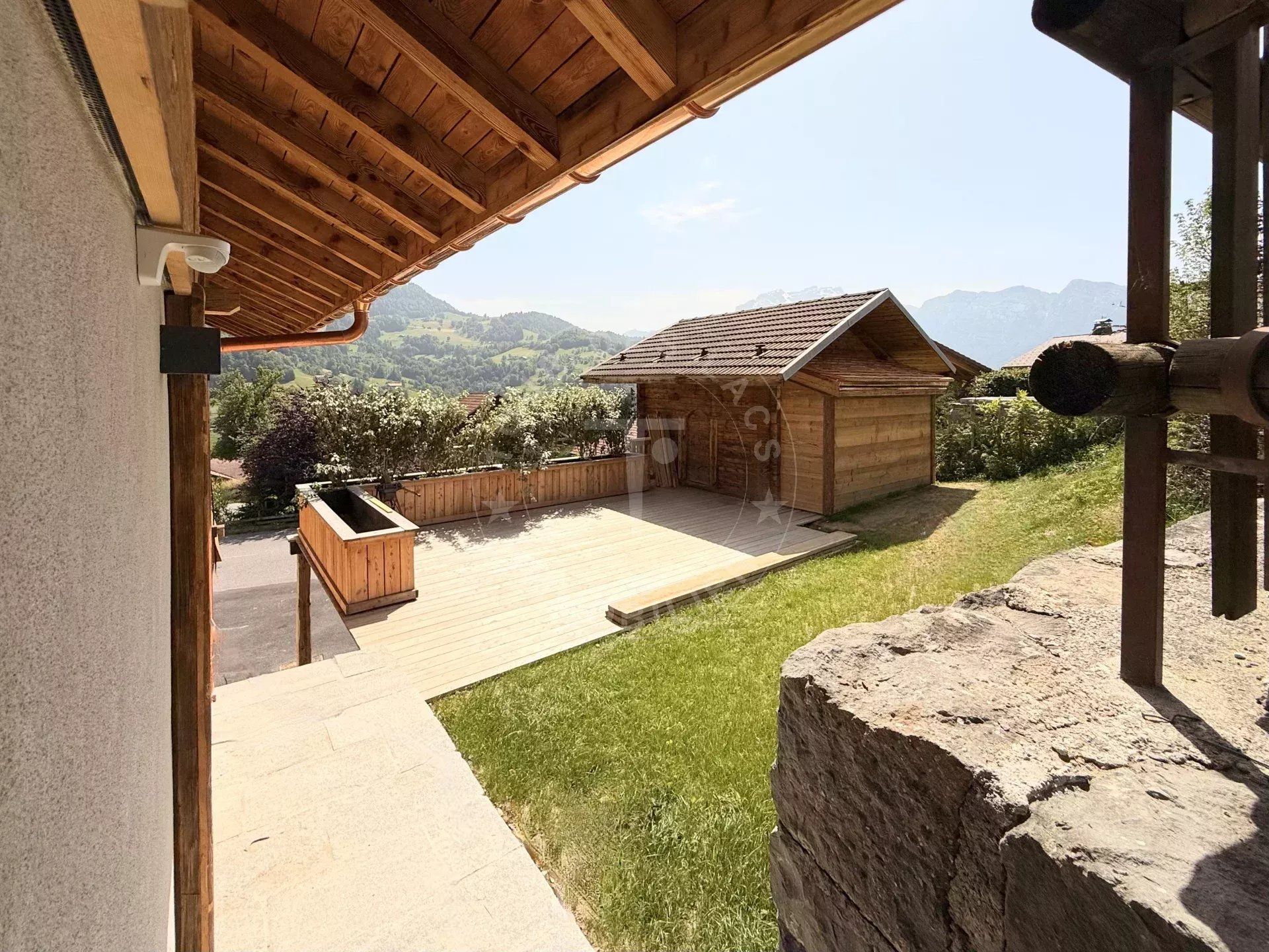 CHALET ENTIEREMENT RÉNOVÉE DE 220 M2 HABITABLES