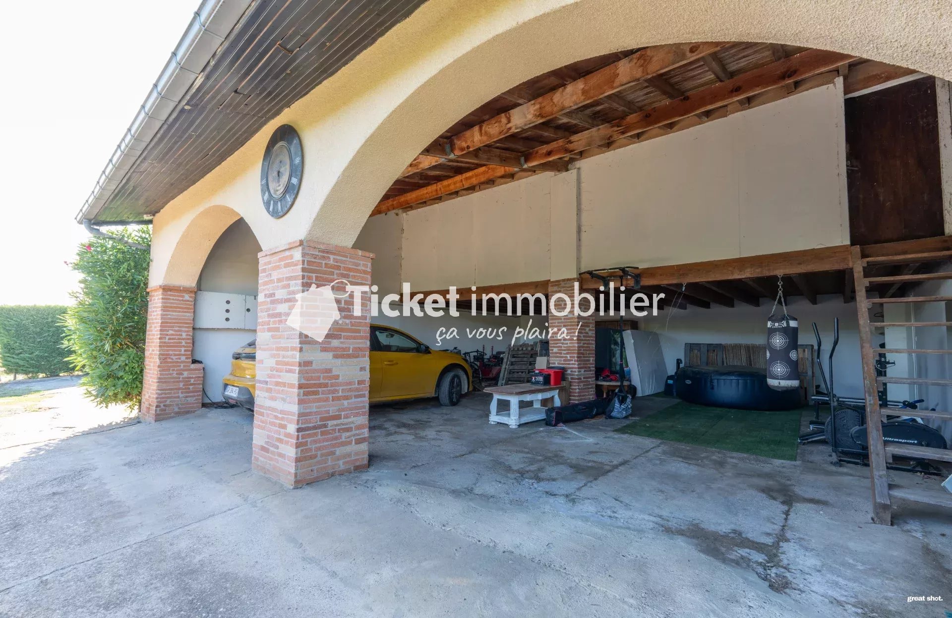 THIL - Maison T5 de 226m2 avec piscine, terrain de 9000m2 et dépendance à rénover