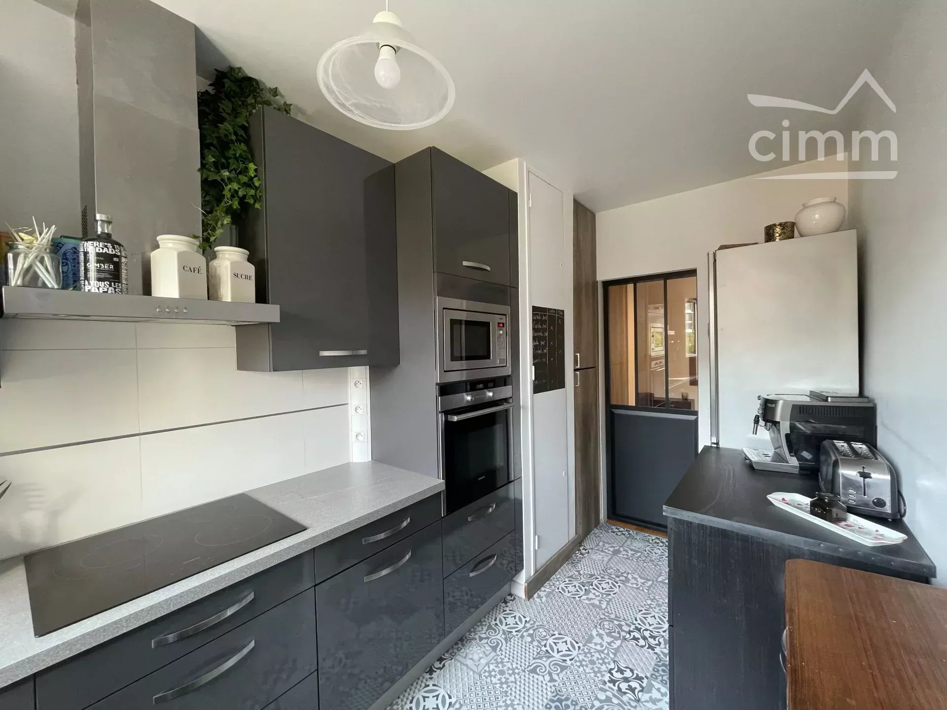 Verdure et beaux volumes pour ce T4 avec loggia, caves et parkings