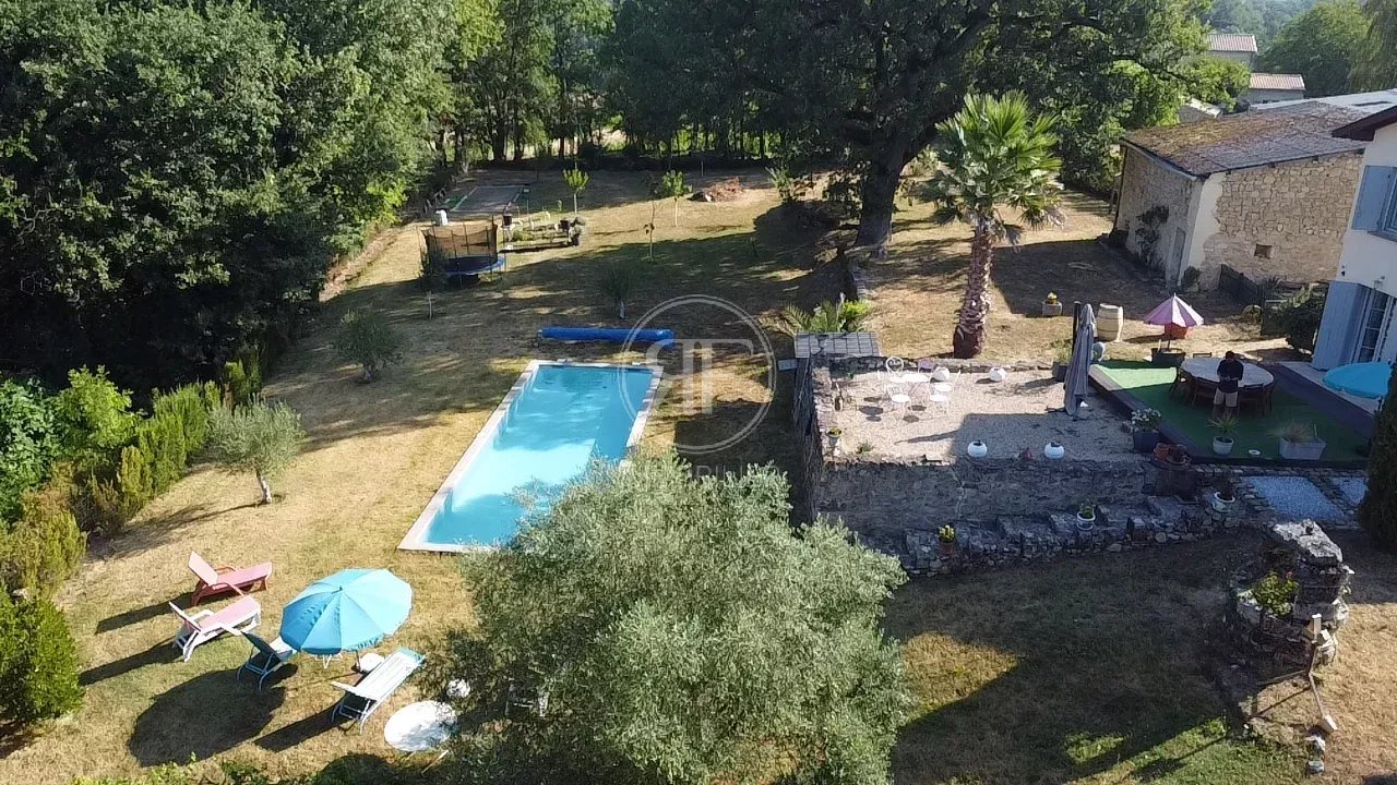Maison familiale + dépendances avec jardin et piscine
